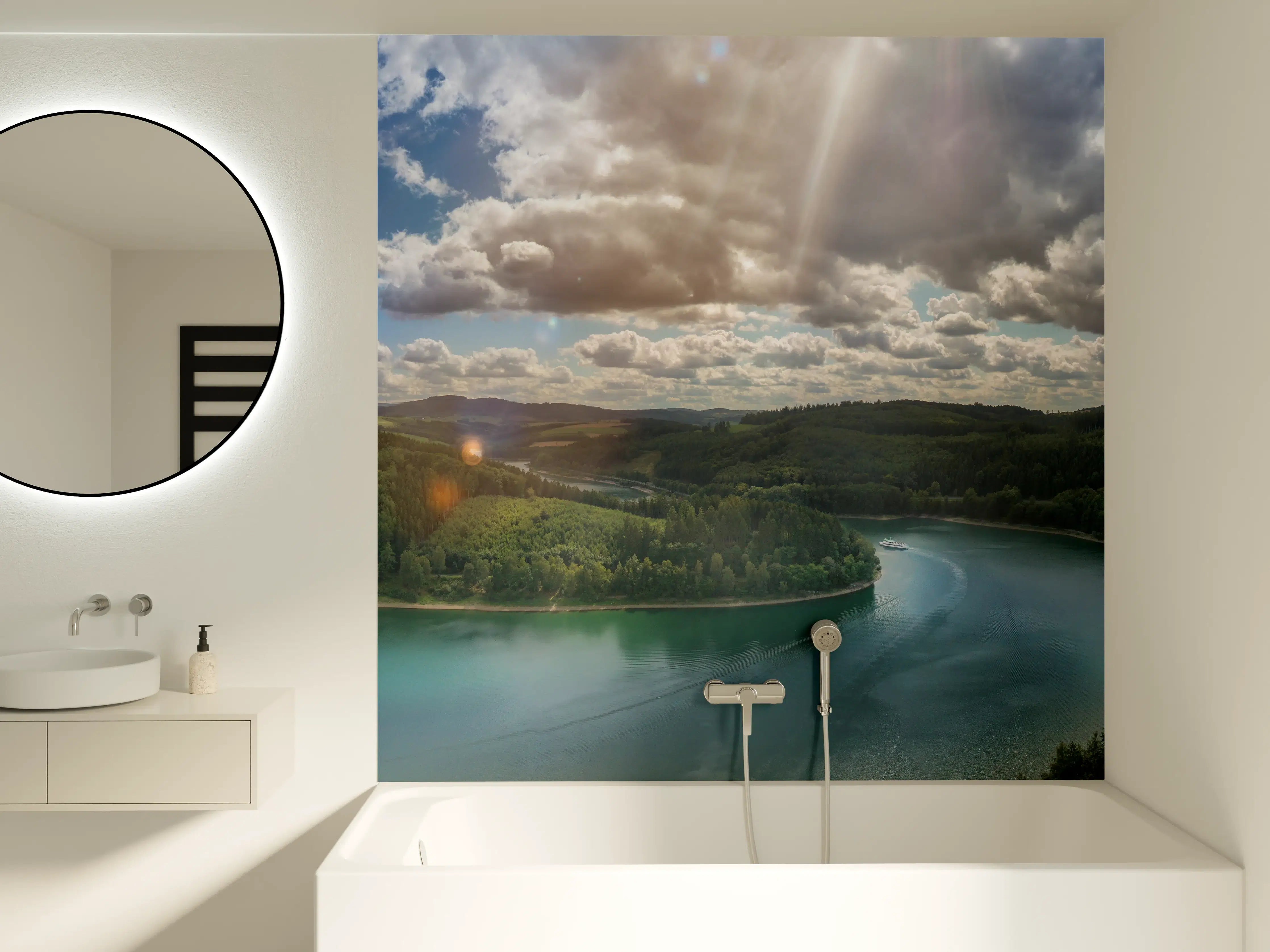 Badewannen-Rückwand - Bergsee bei Sonnenlicht und Wolken