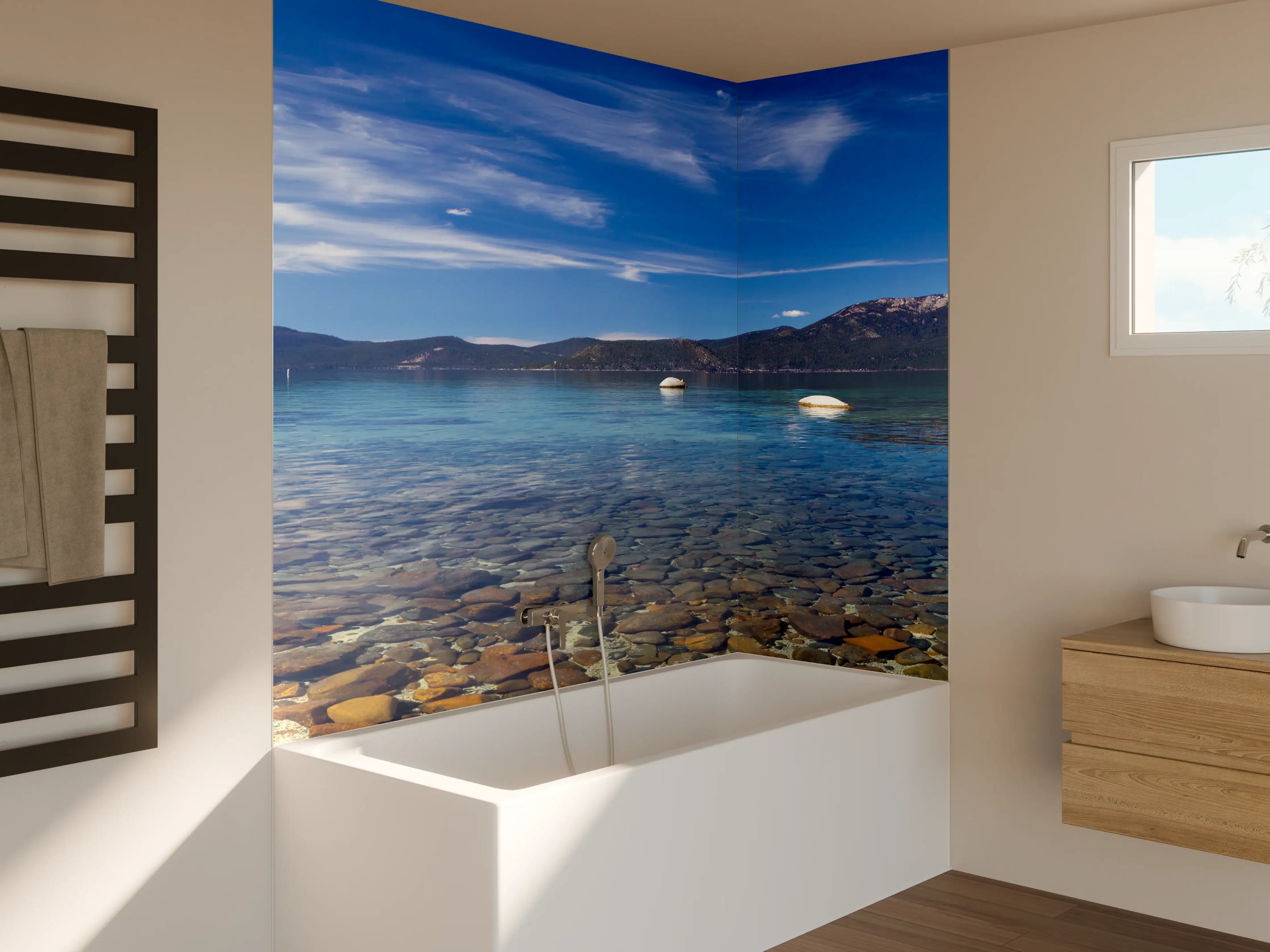 Badewannen-Rückwand - Bergsee mit klarer Wasseroberfläche unter wolkigem Himmel