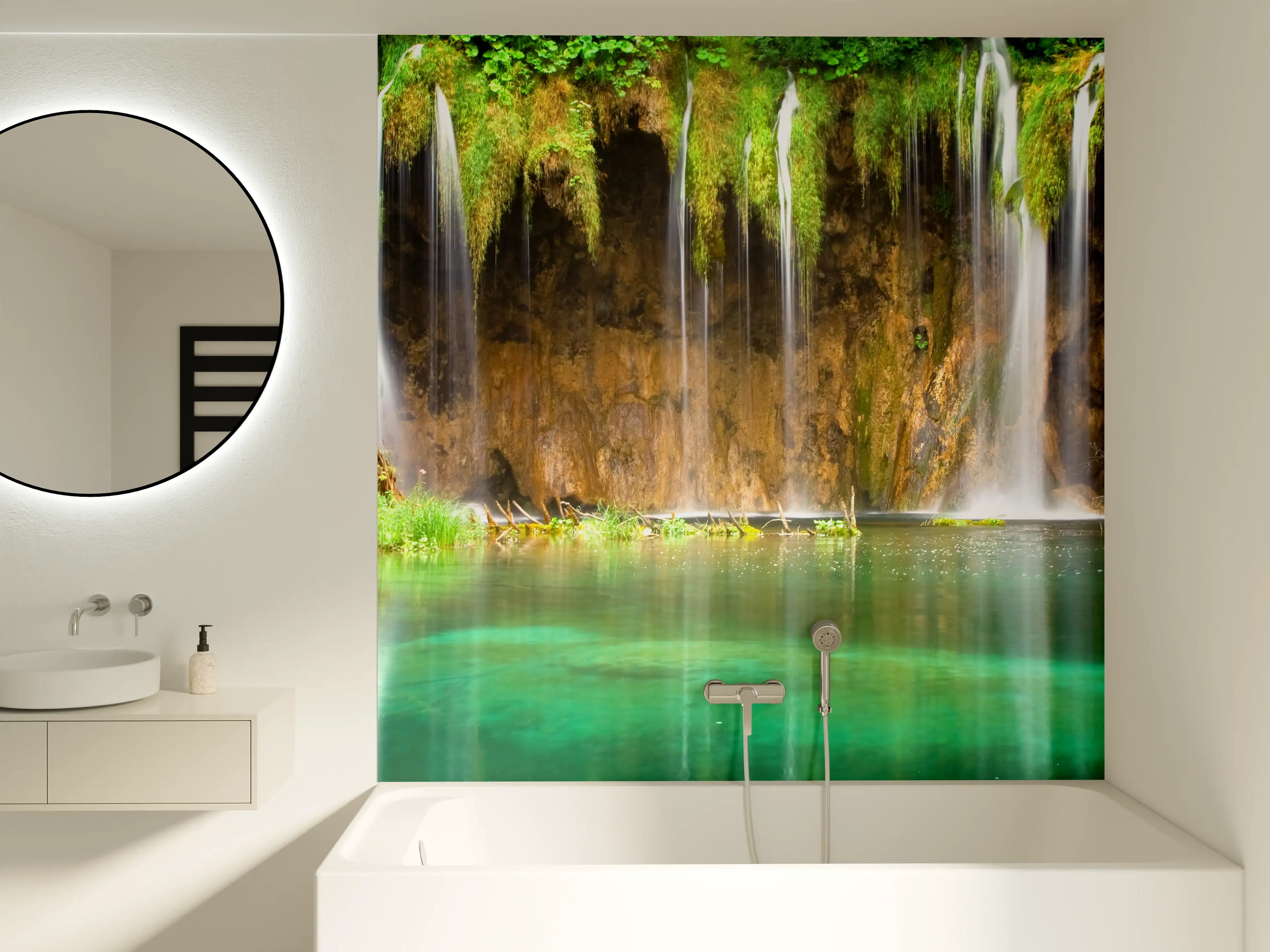 Badewannen-Rückwand - Bezaubernder Wasserfall in grünem Wald