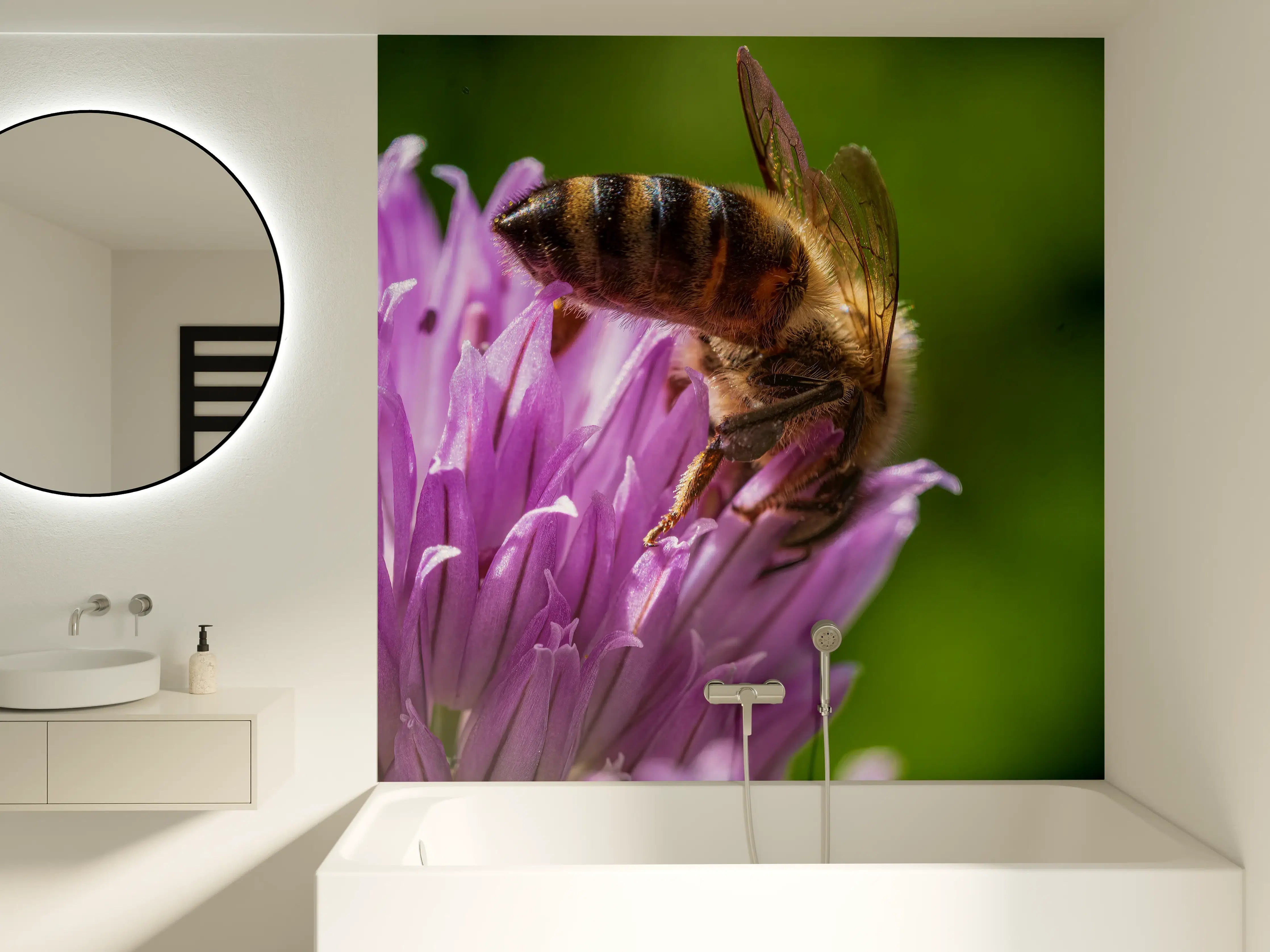 Badewannen-Rückwand - Biene auf Lila Blüte Makro