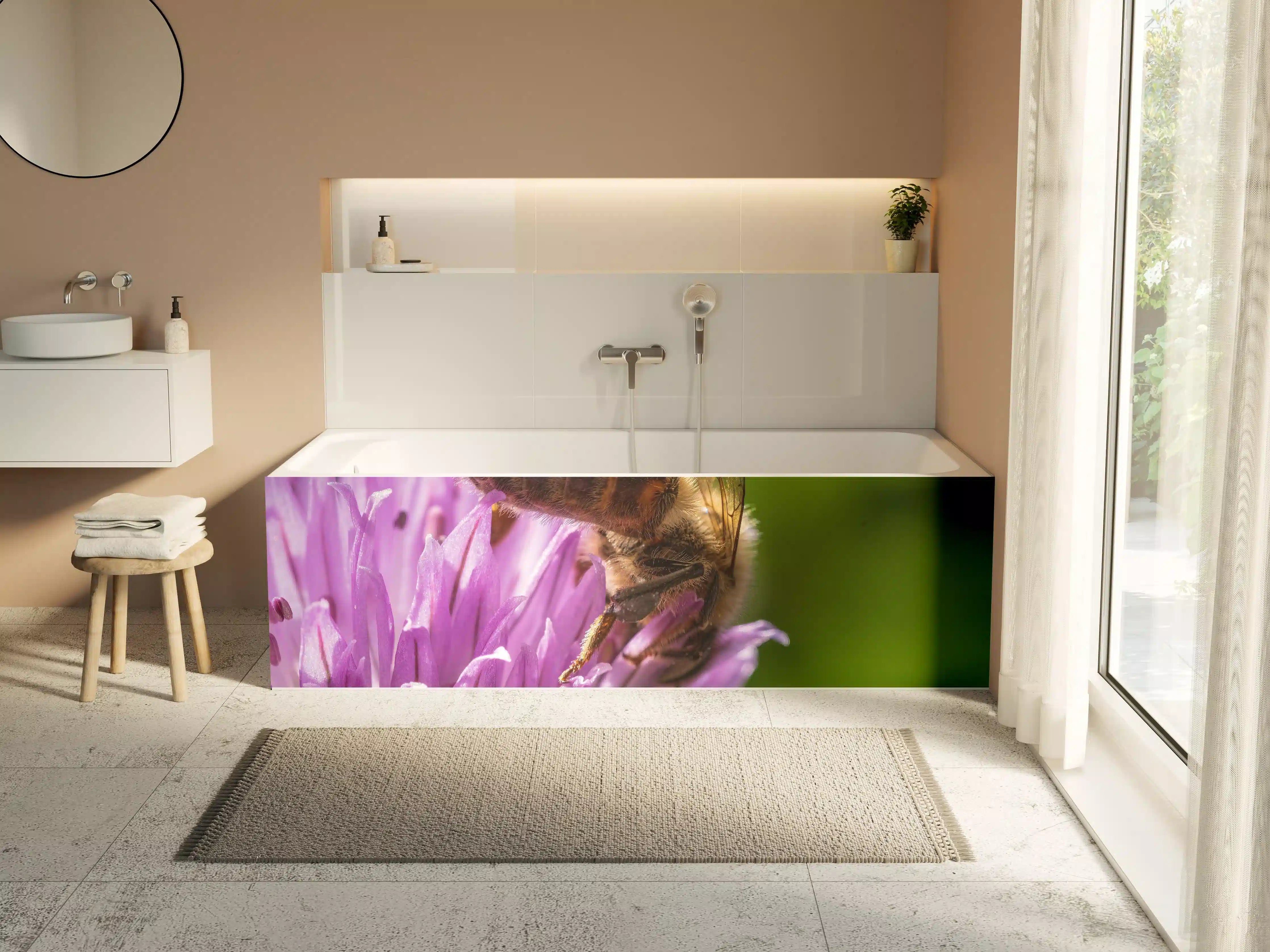 Badewannen-Rückwand - Biene auf Lila Blüte Makro