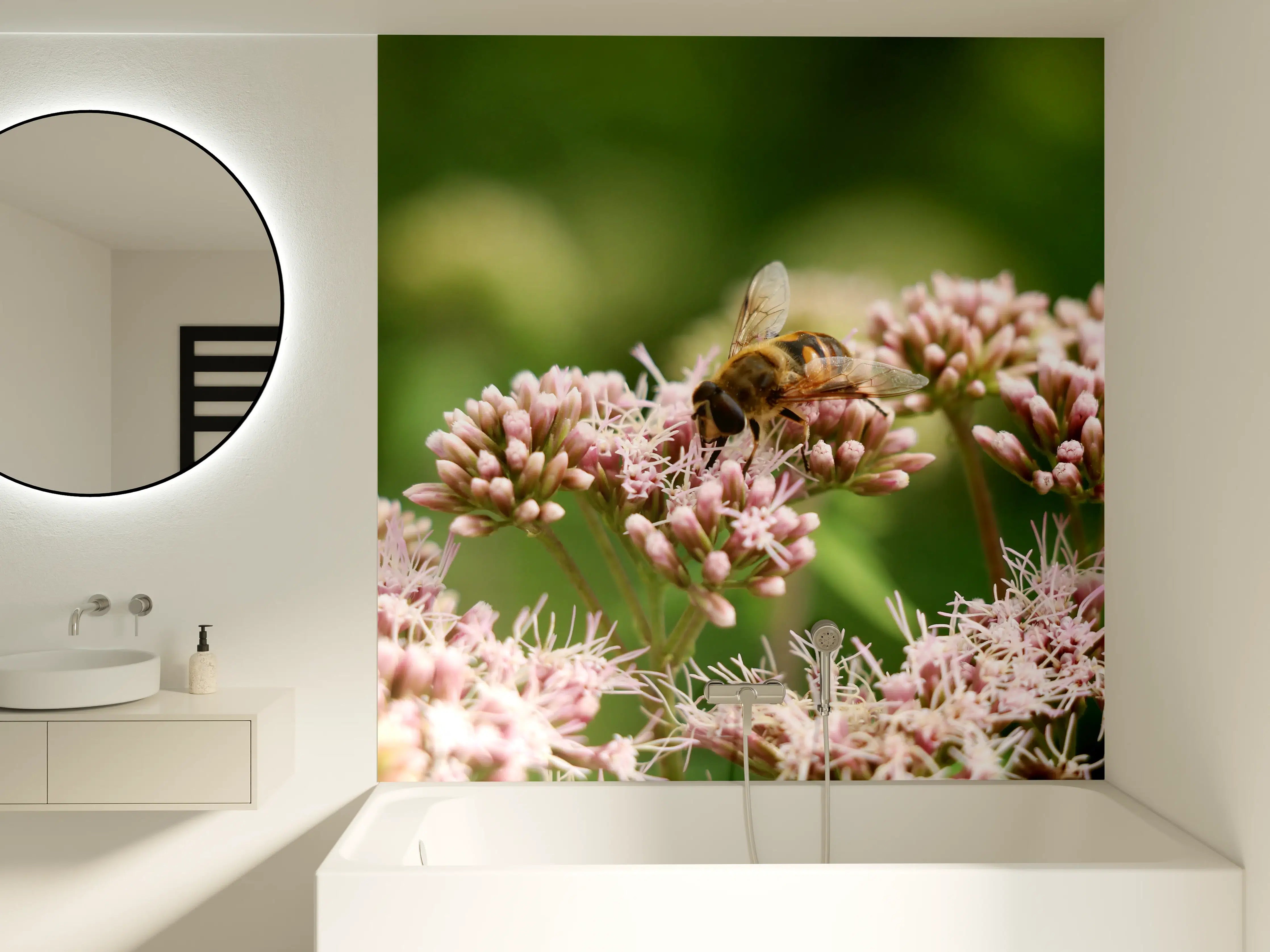 Badewannen-Rückwand - Biene auf Rosa Blüten Makro