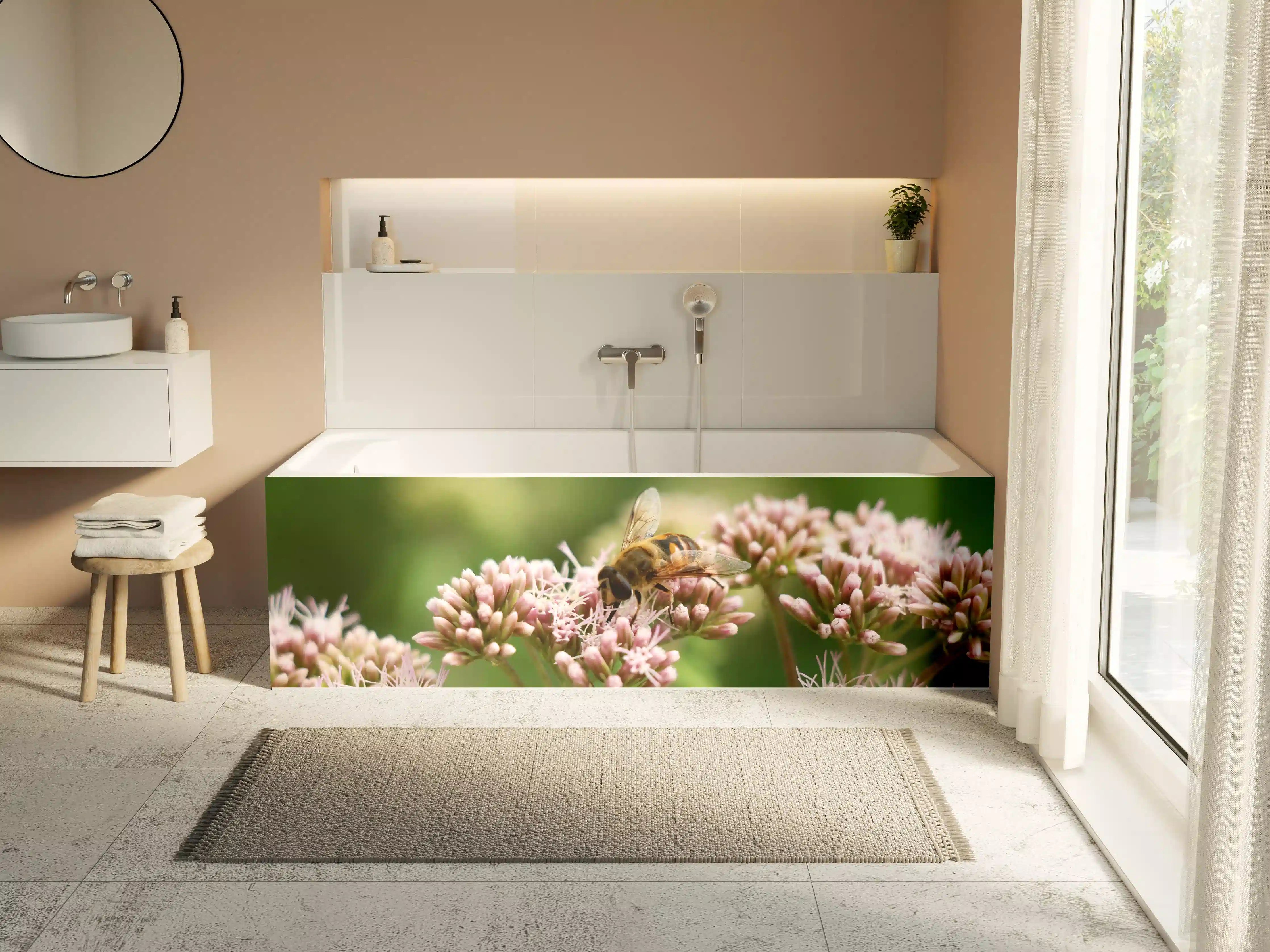 Badewannen-Rückwand - Biene auf Rosa Blüten Makro