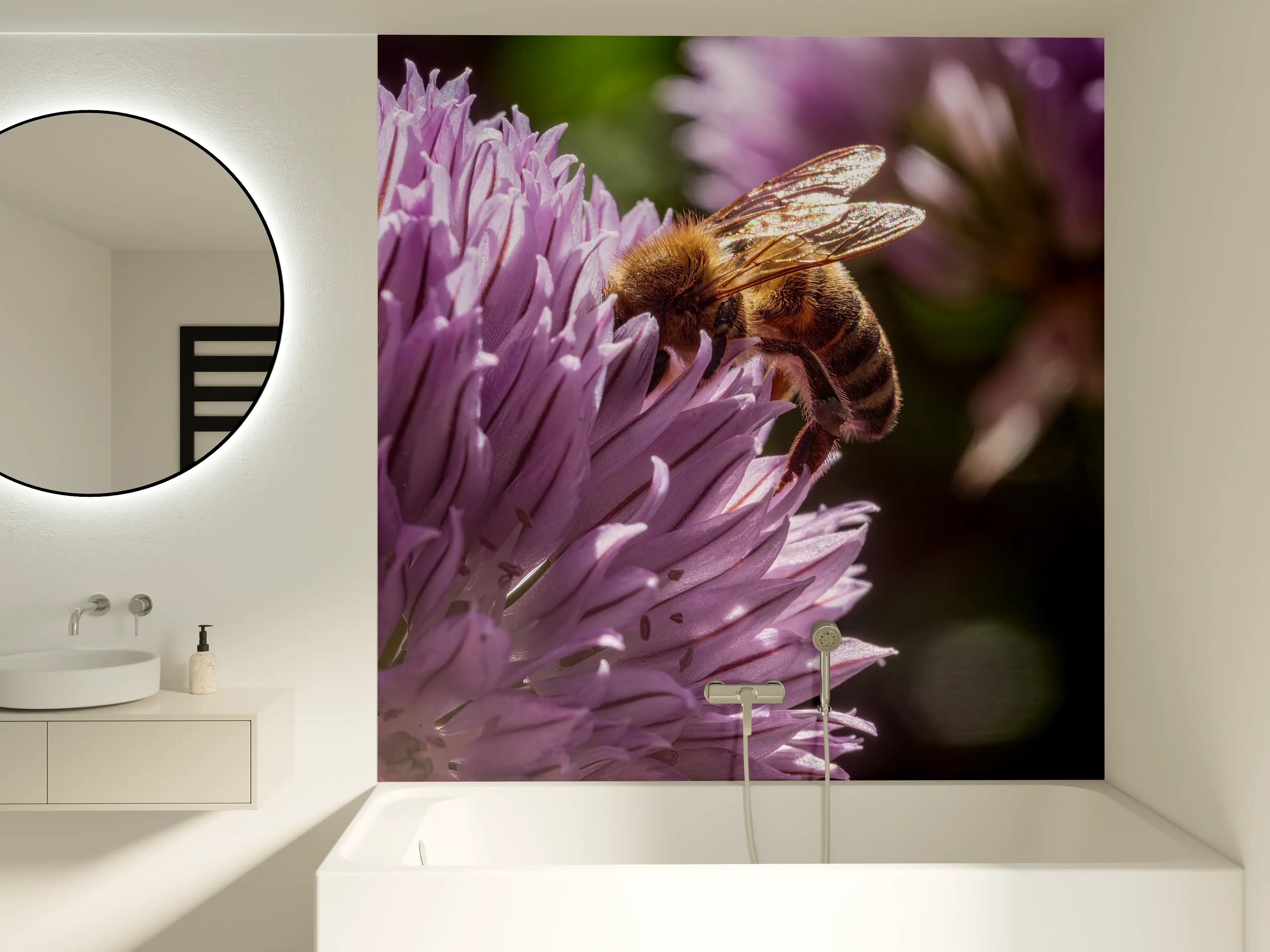 Badewannen-Rückwand - Bienenflug Lila Blütenpracht