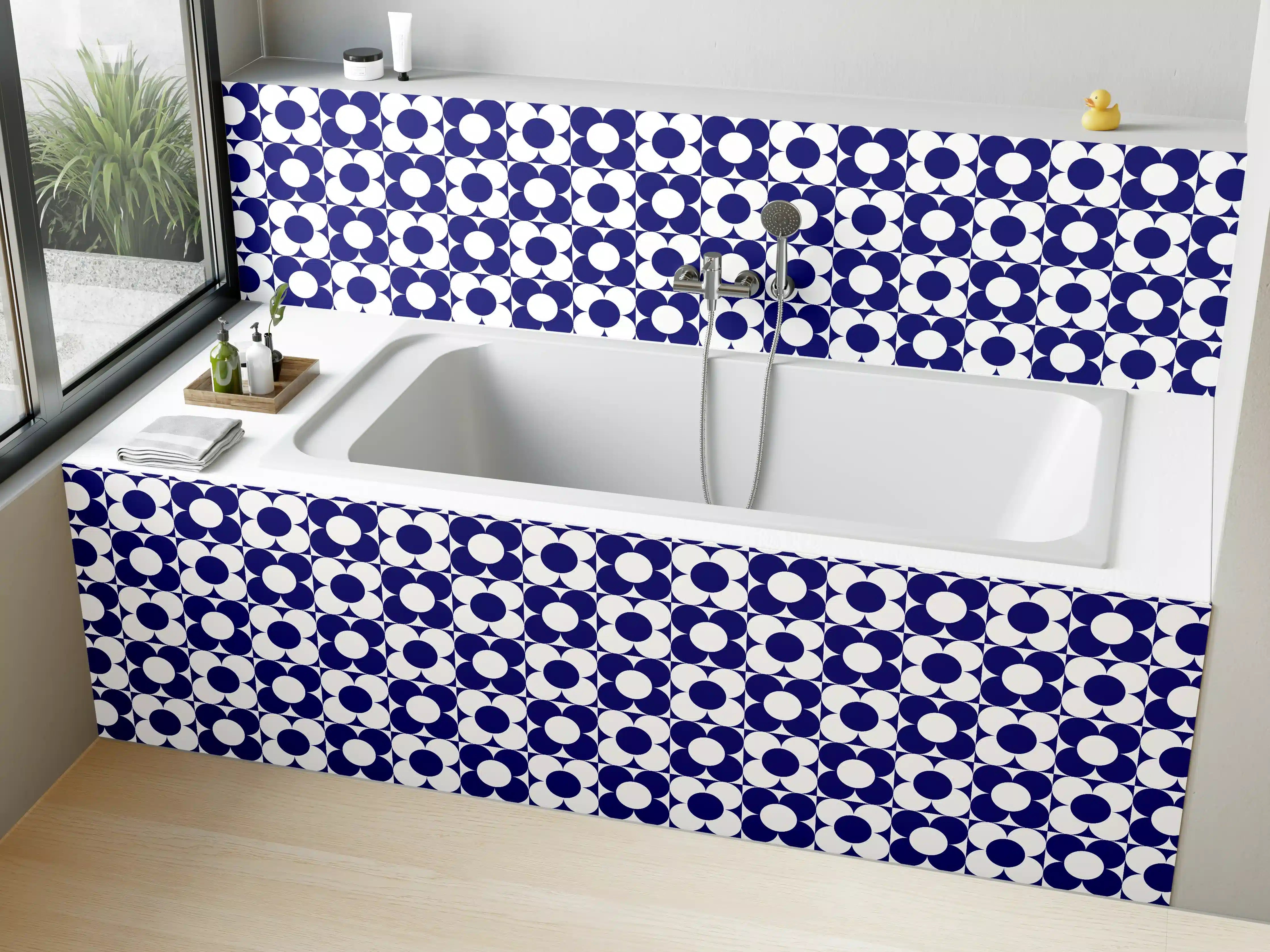 Badewannen-Rückwand - Blau-weiße geometrische Musterfliese