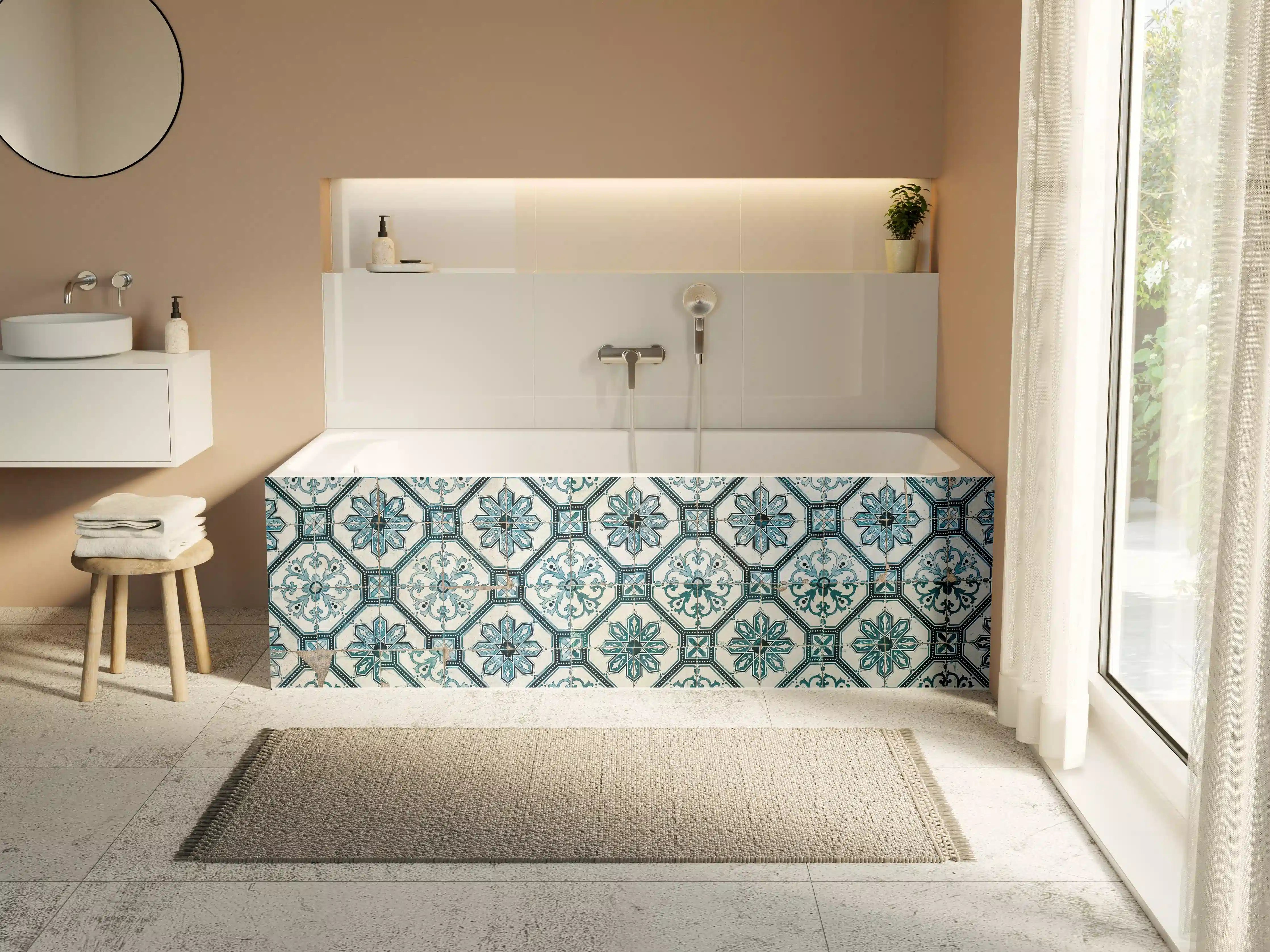 Badewannen-Rückwand - Blaue und weiße Fliesen mit floralem Muster