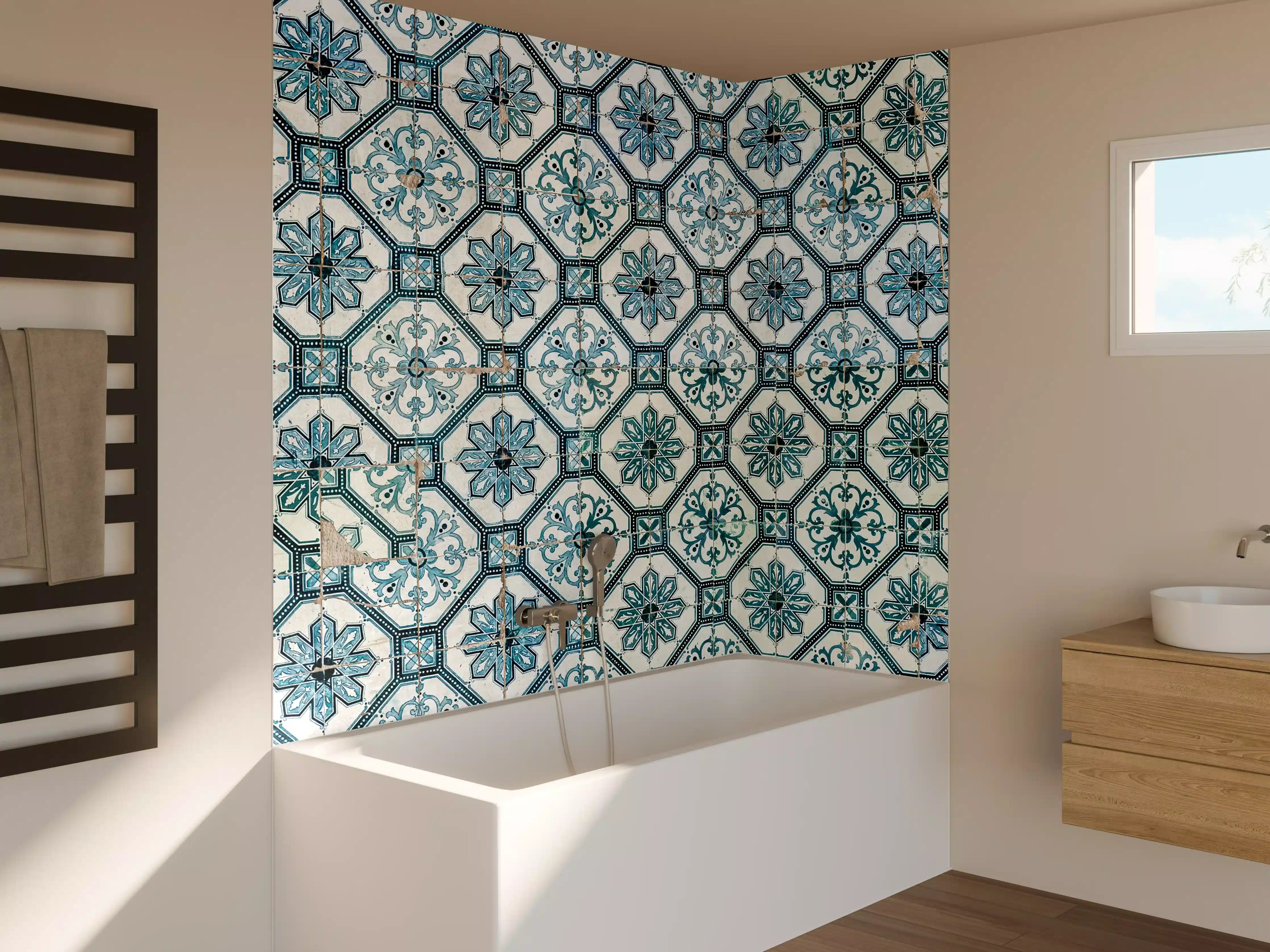 Badewannen-Rückwand - Blaue und weiße Fliesen mit floralem Muster