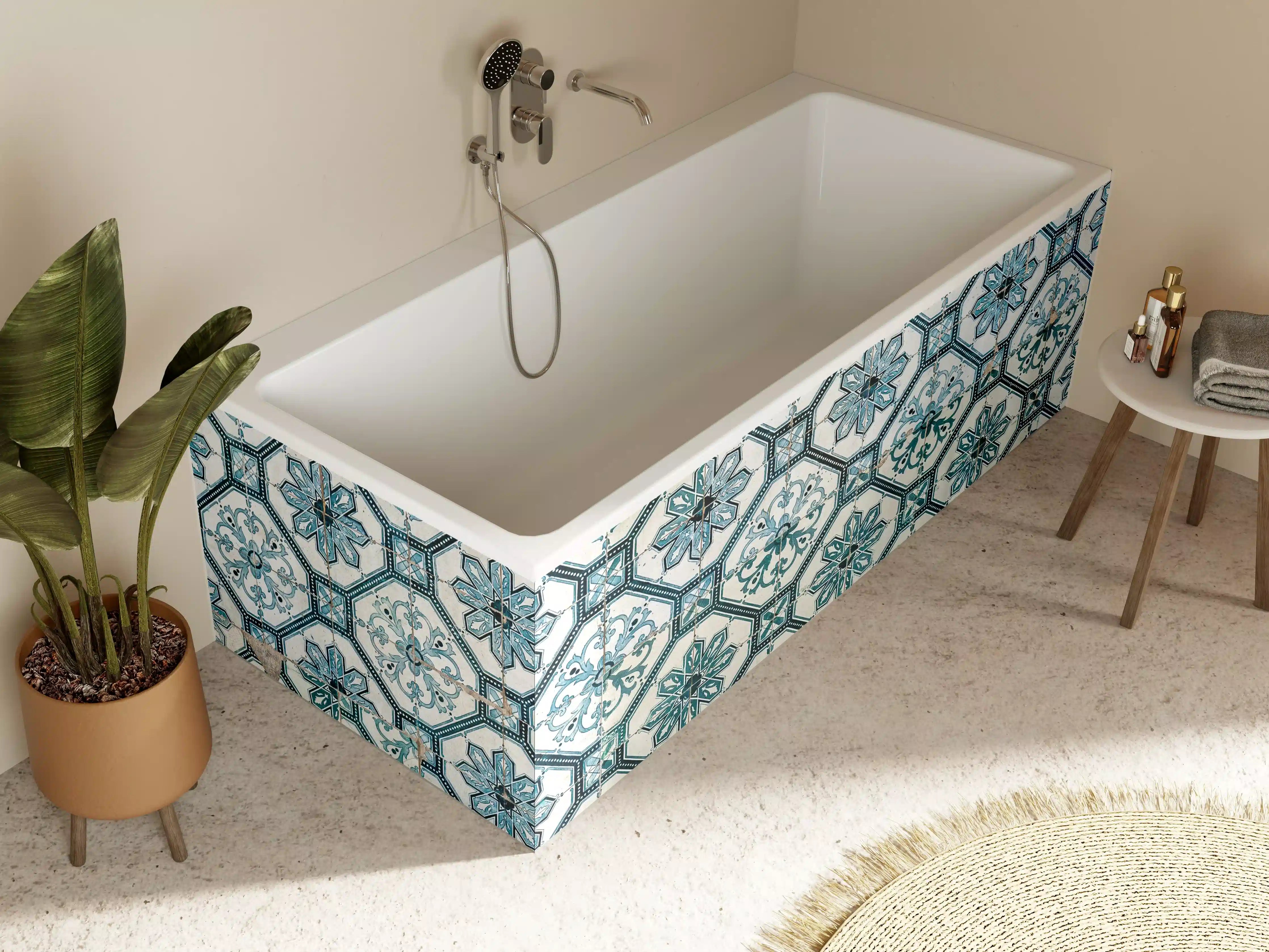 Badewannen-Rückwand - Blaue und weiße Fliesen mit floralem Muster