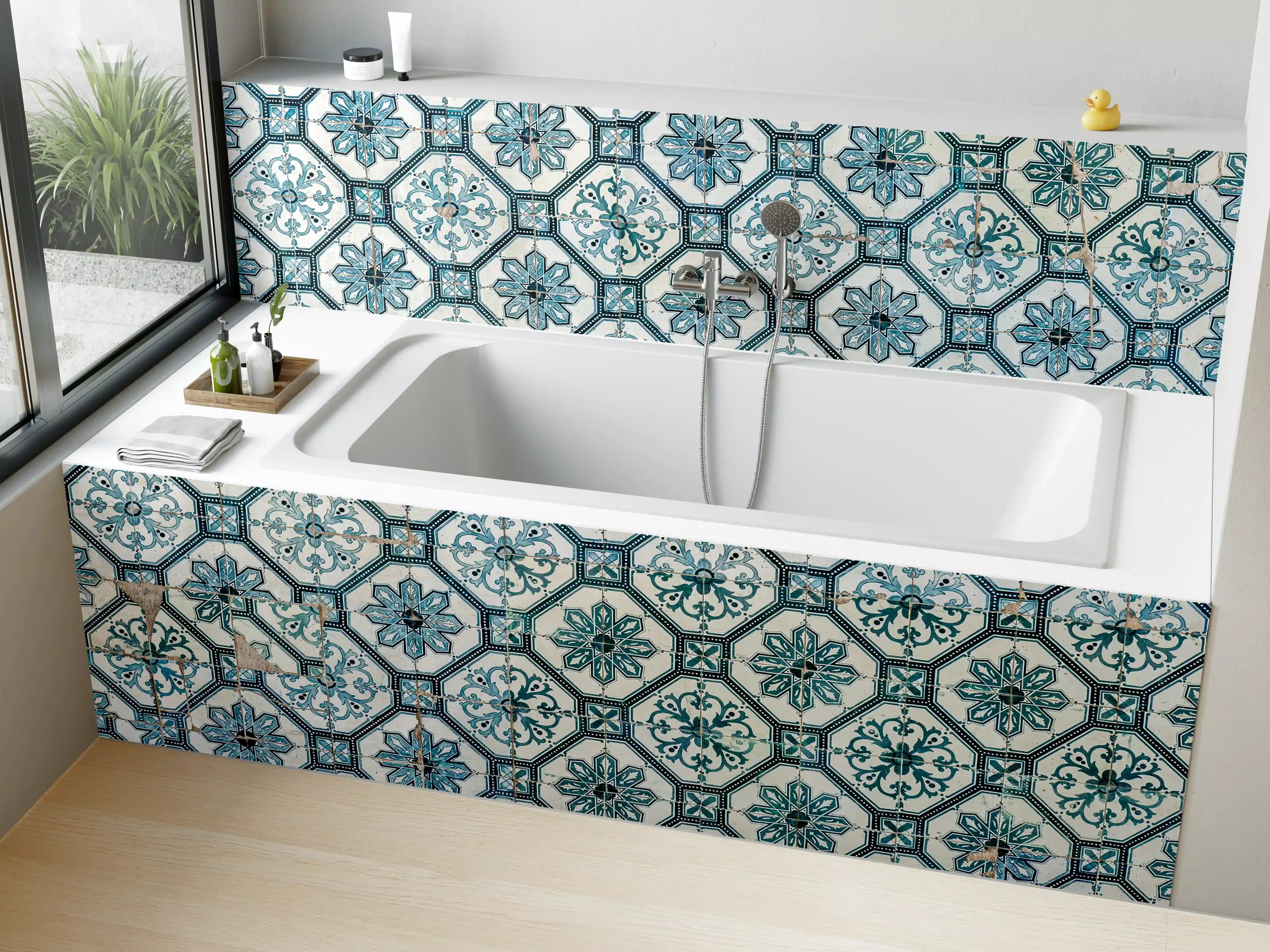 Badewannen-Rückwand - Blaue und weiße Fliesen mit floralem Muster