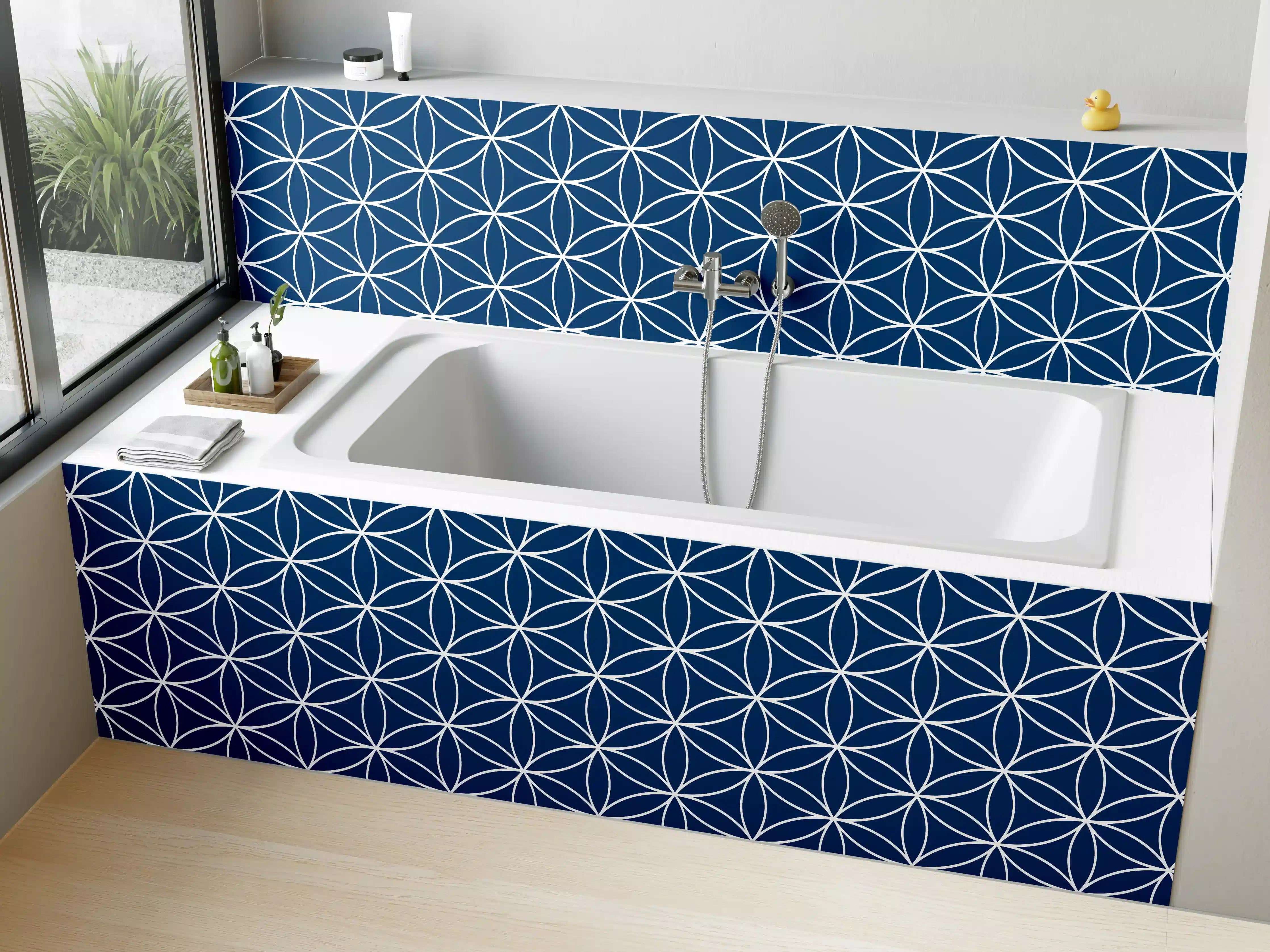 Badewannen-Rückwand - Blaues geometrisches Muster mit Fernost-Charme