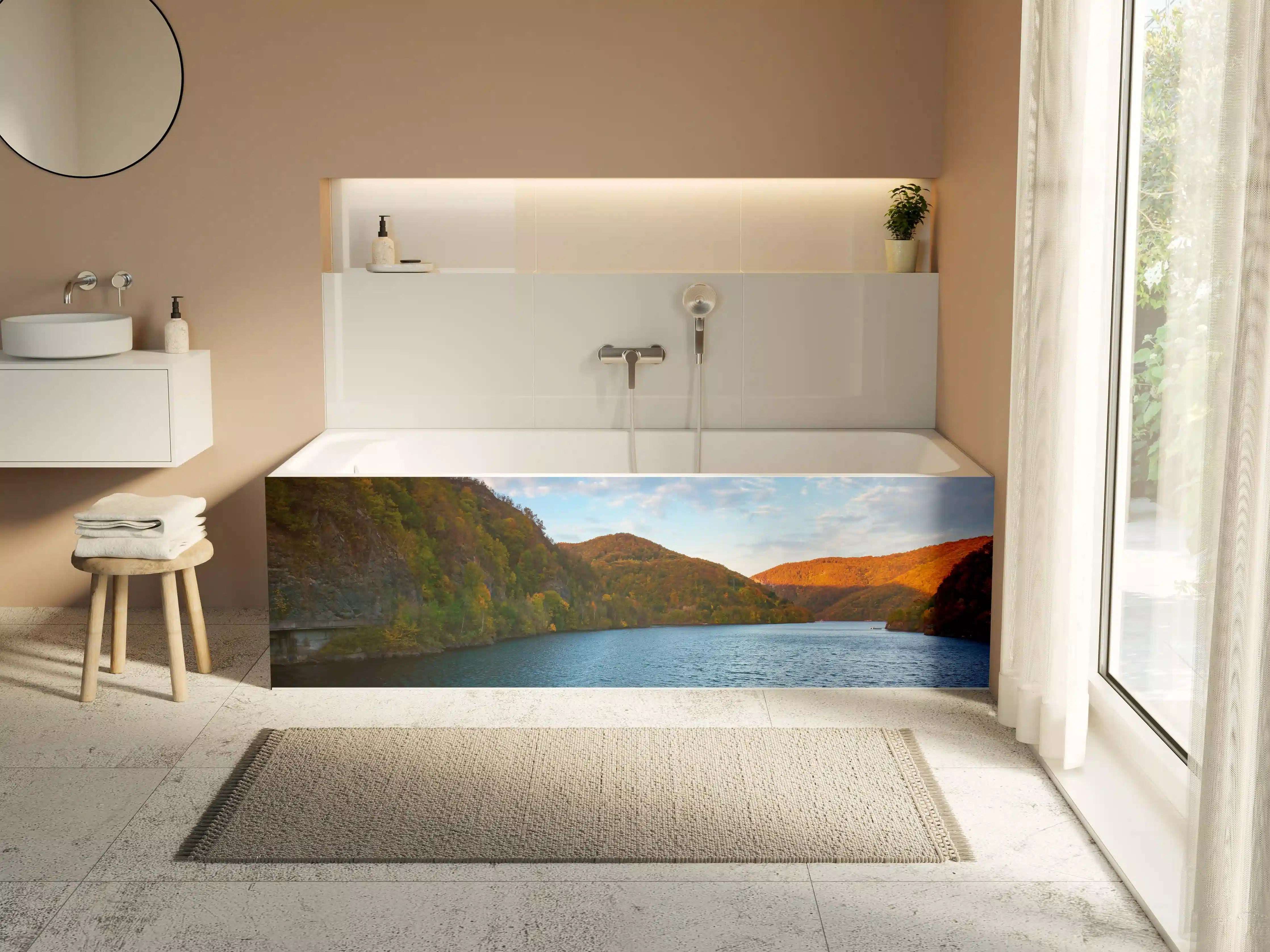 Badewannen-Rückwand - Blick auf einen ruhigen See zwischen Bergen