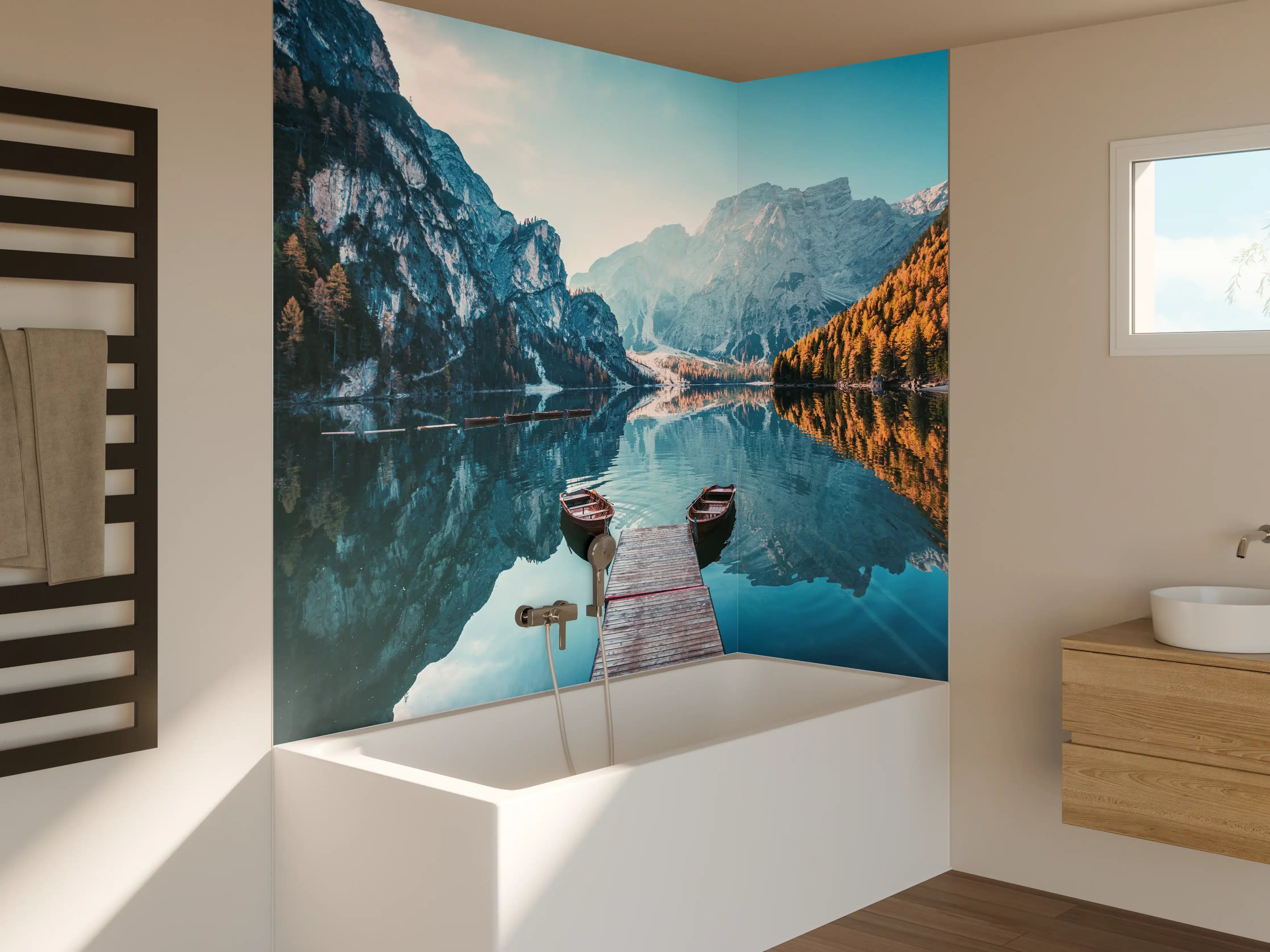 Badewannen-Rückwand - Boote auf dem Pragser Wildsee in den Dolomiten
