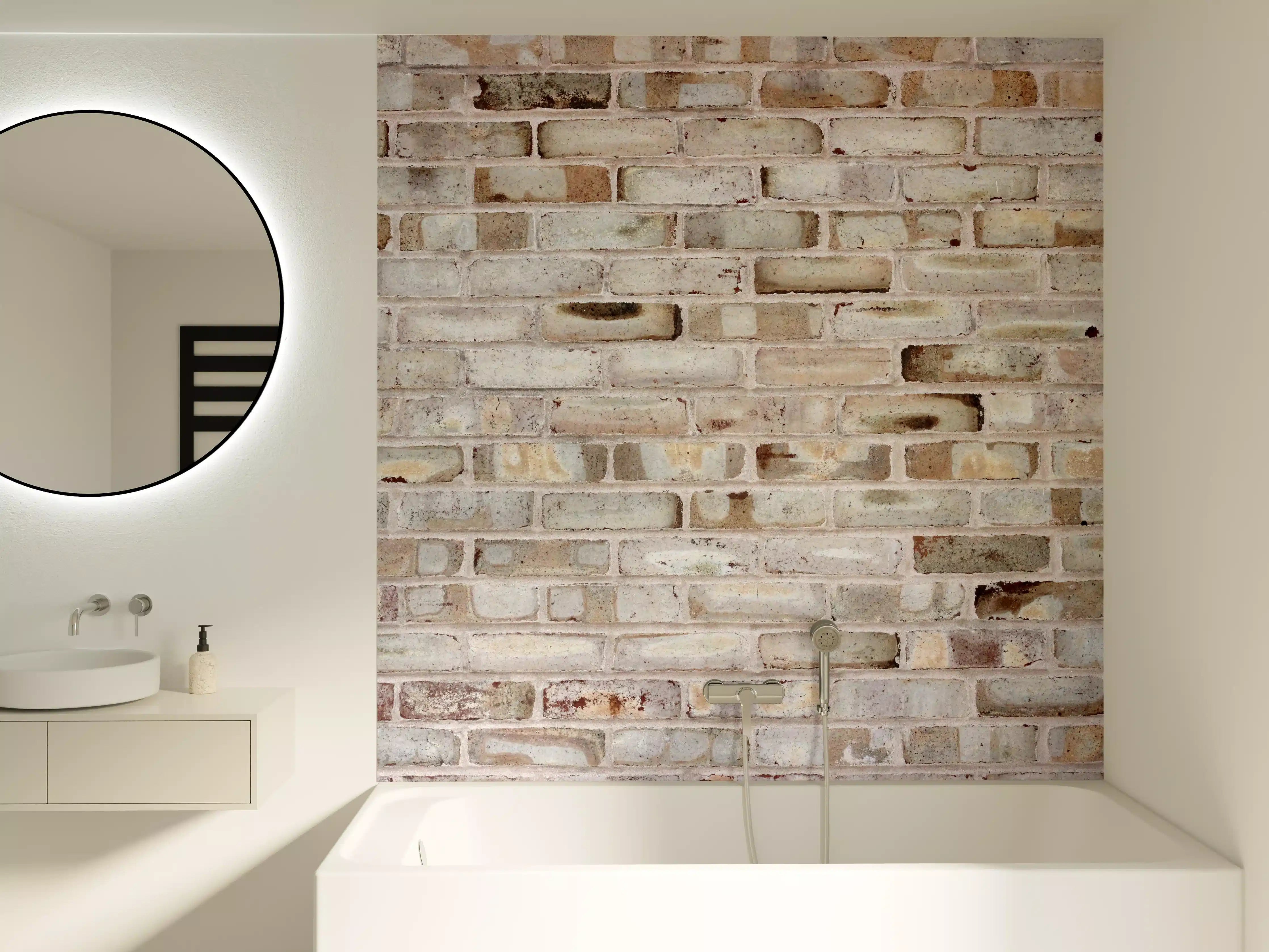 Badewannen-Rückwand - Braune verschimmelte Ziegelmauer