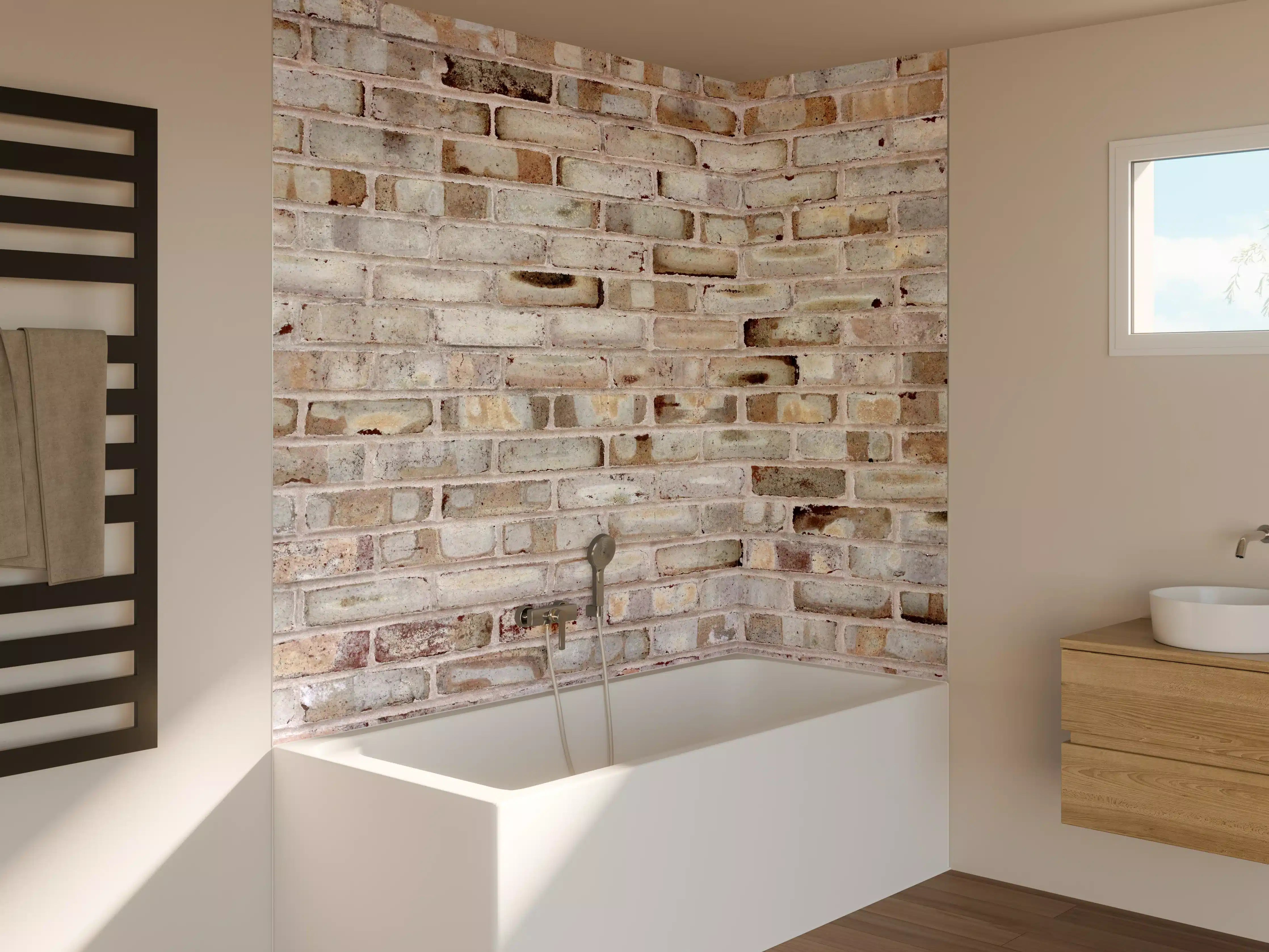 Badewannen-Rückwand - Braune verschimmelte Ziegelmauer