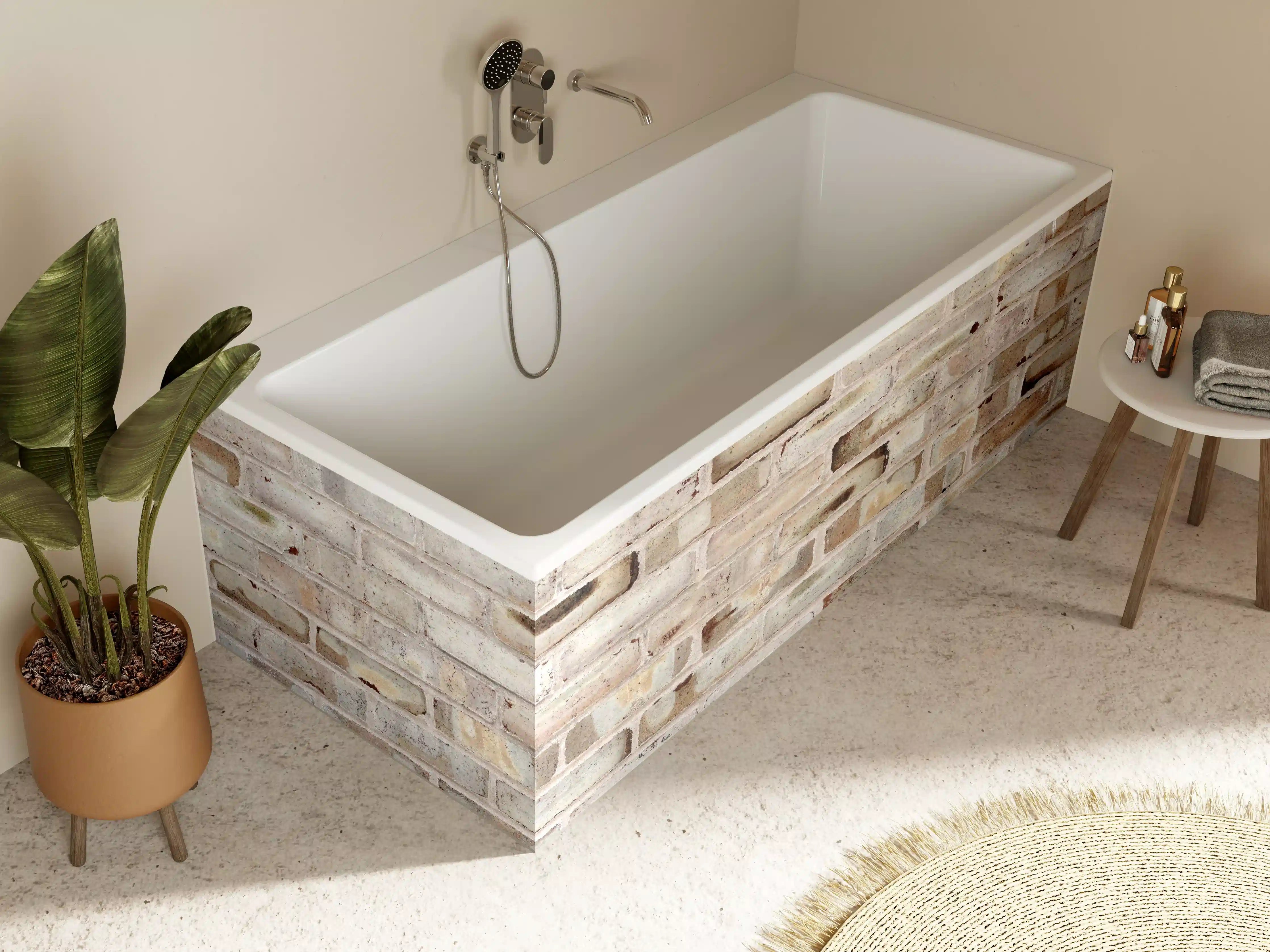 Badewannen-Rückwand - Braune verschimmelte Ziegelmauer