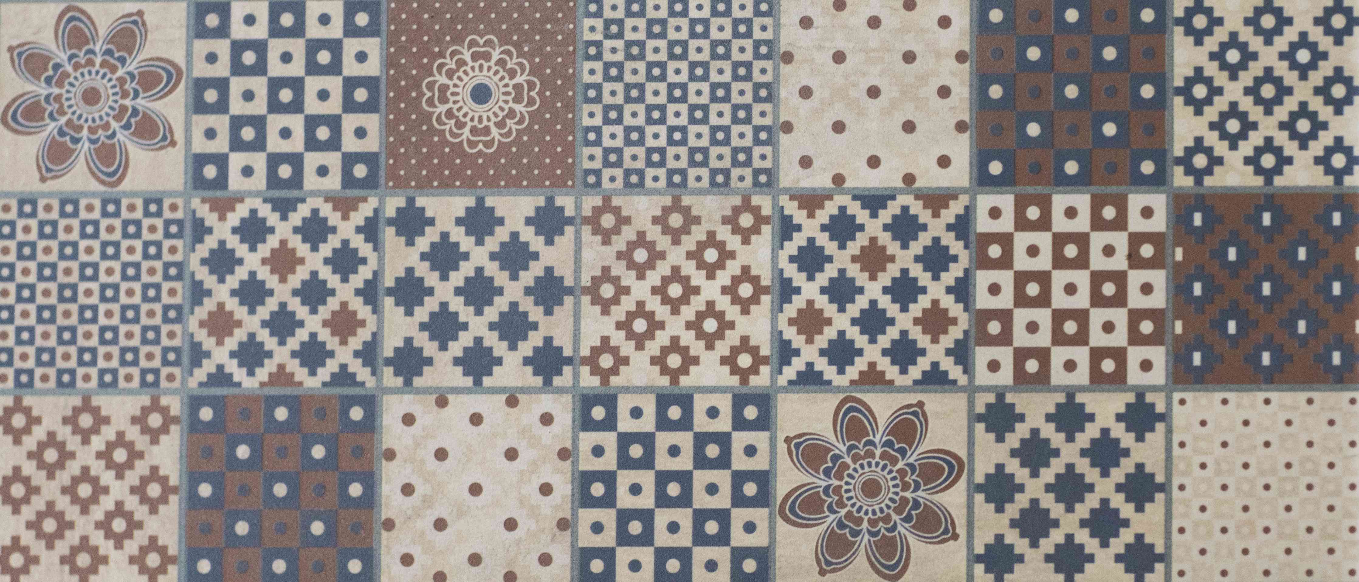 Badewannen-Rückwand-Bunte Fliesenmuster in Blau und Braun