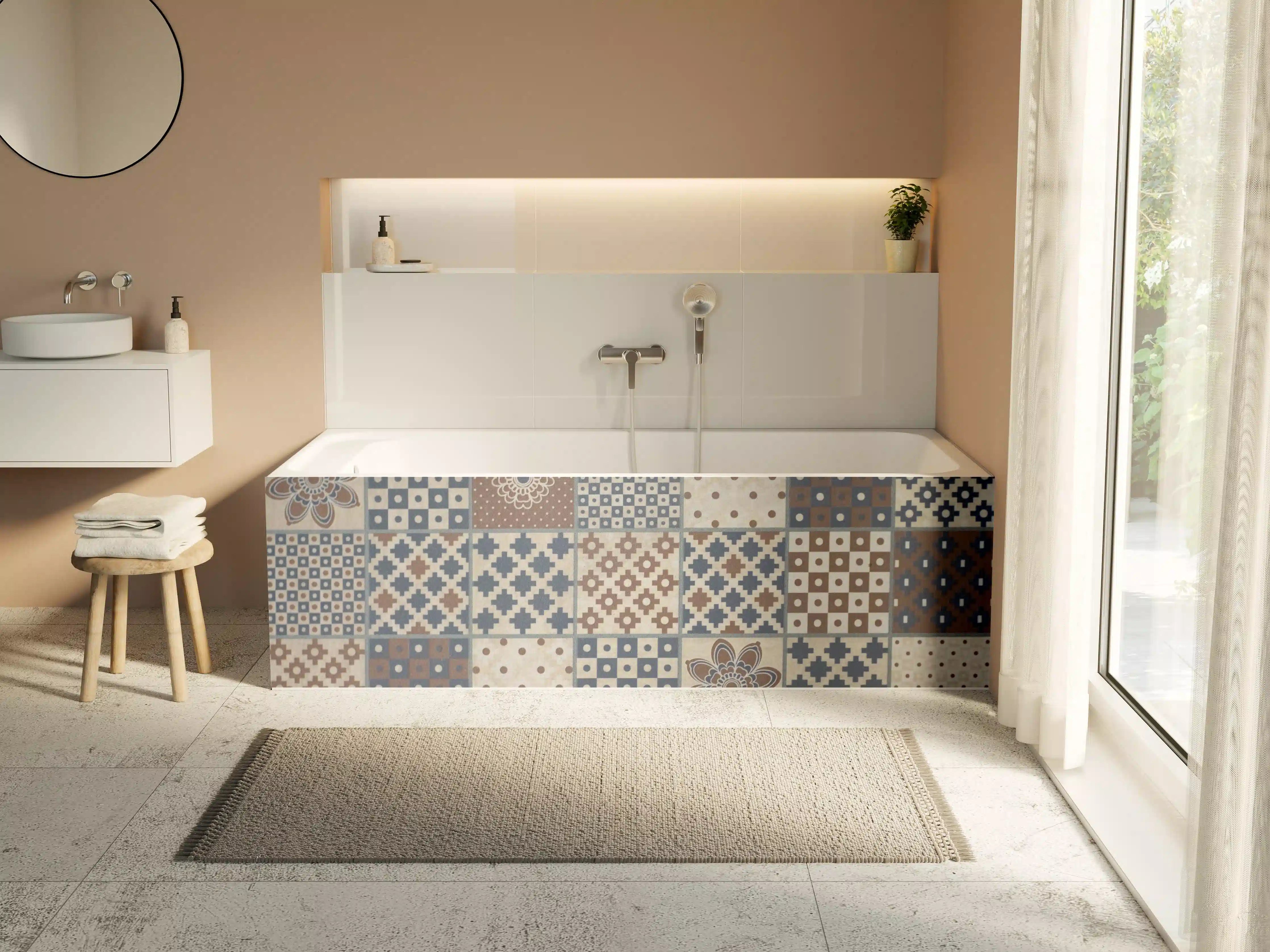 Badewannen-Rückwand - Bunte Fliesenmuster in Blau und Braun