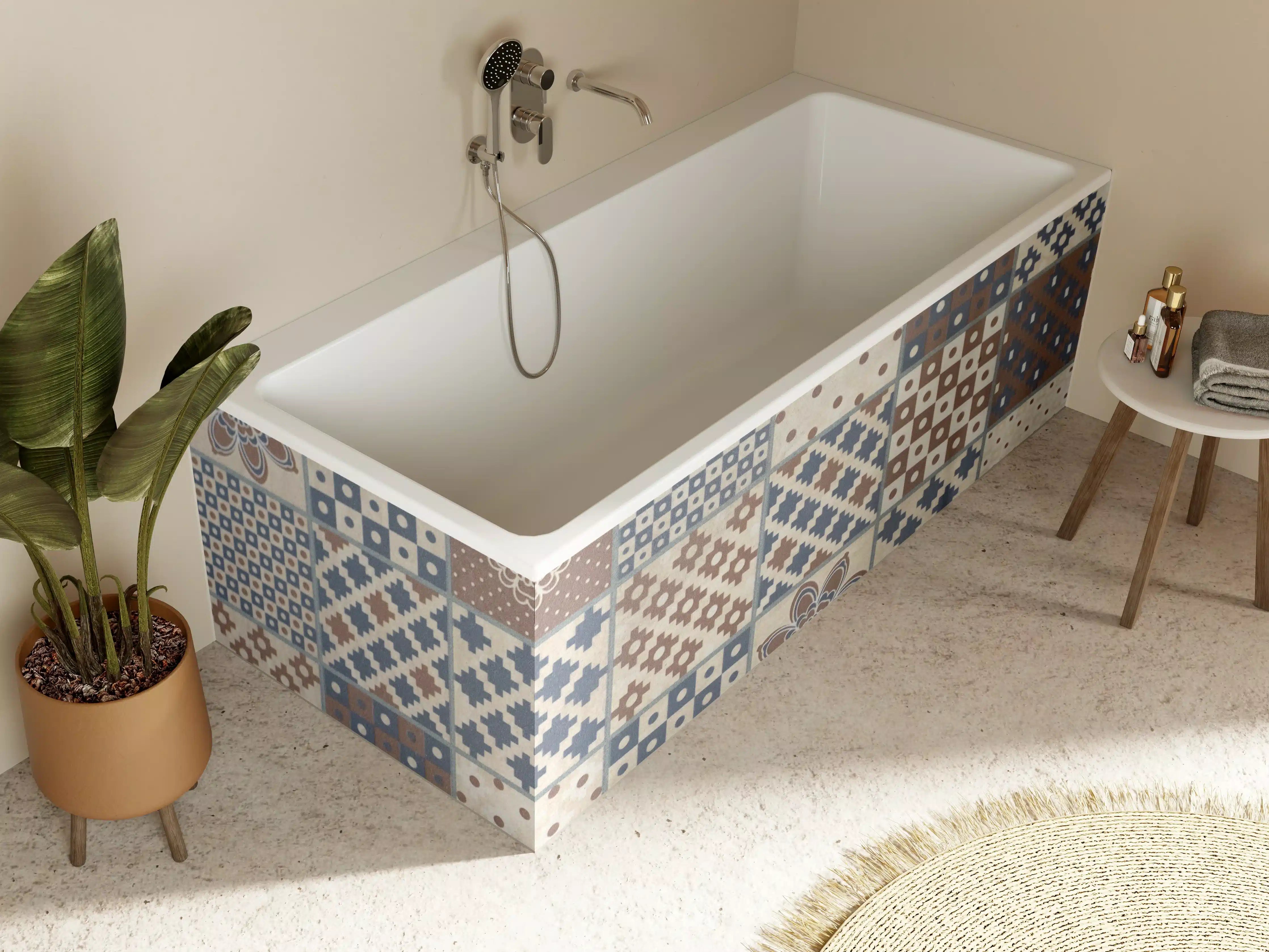 Badewannen-Rückwand - Bunte Fliesenmuster in Blau und Braun