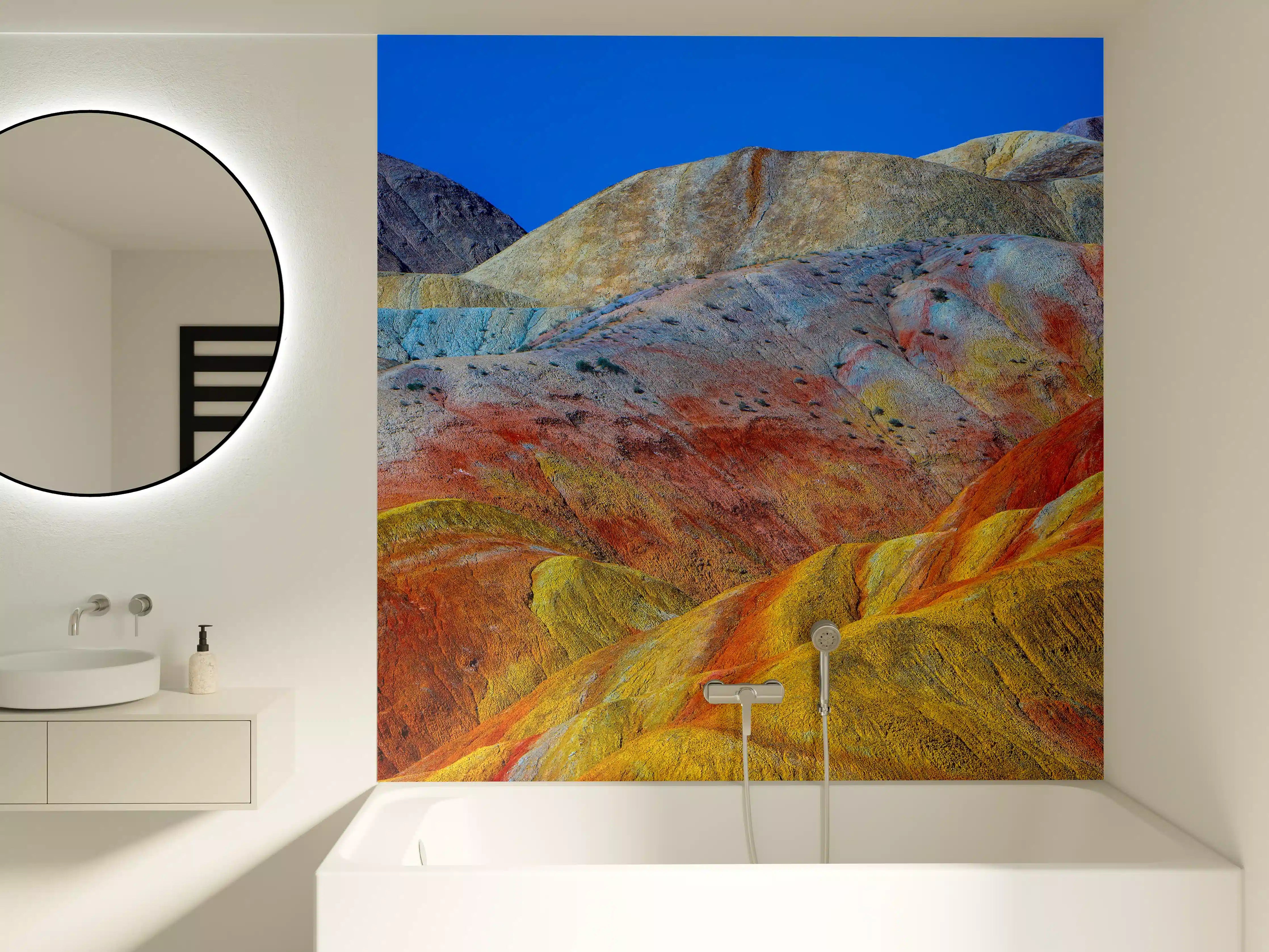 Badewannen-Rückwand - Bunte Gebirgslandschaft mit Farbverlauf