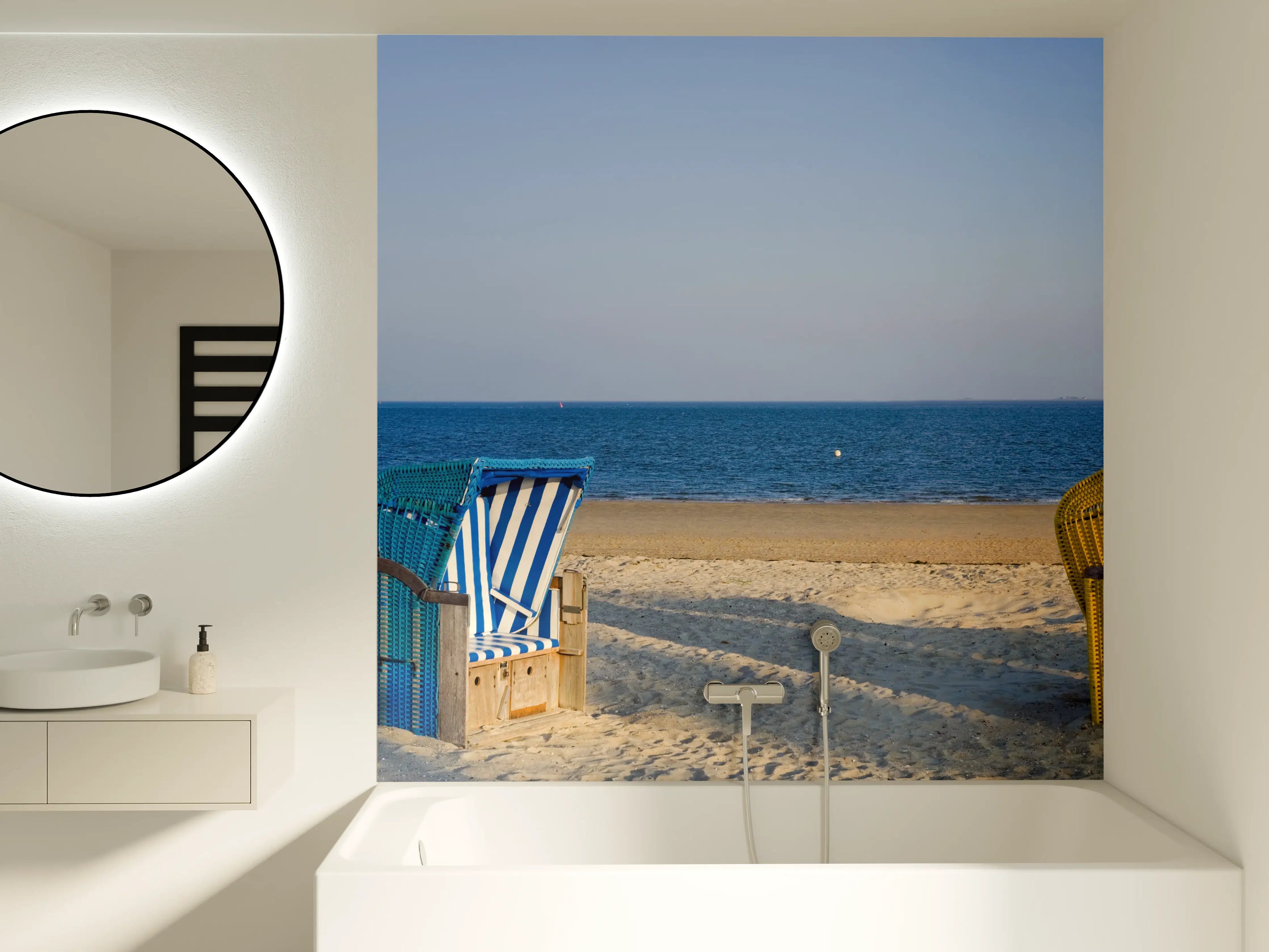 Badewannen-Rückwand - Bunte Strandkörbe am Meer