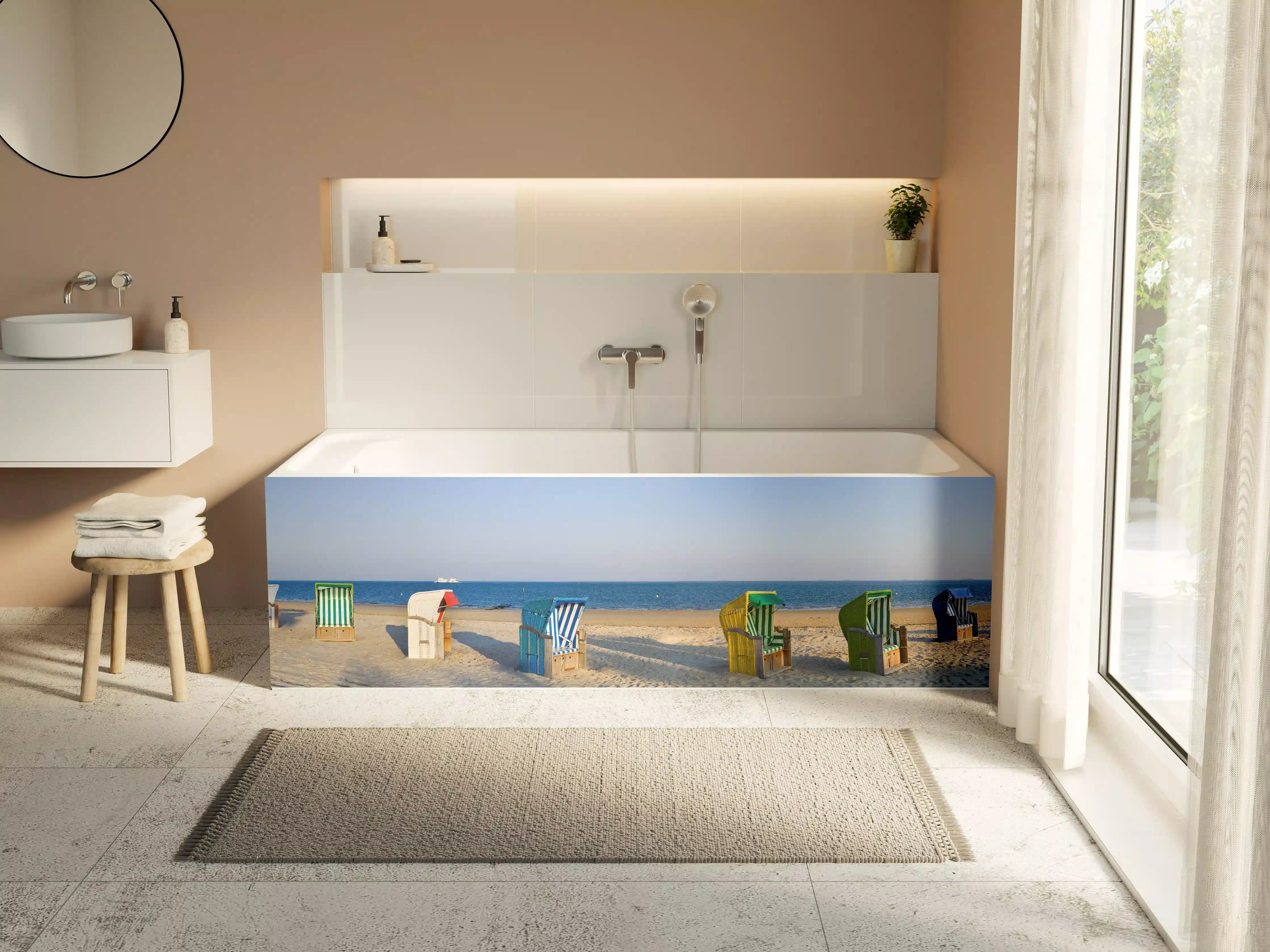 Badewannen-Rückwand - Bunte Strandkörbe am Meer