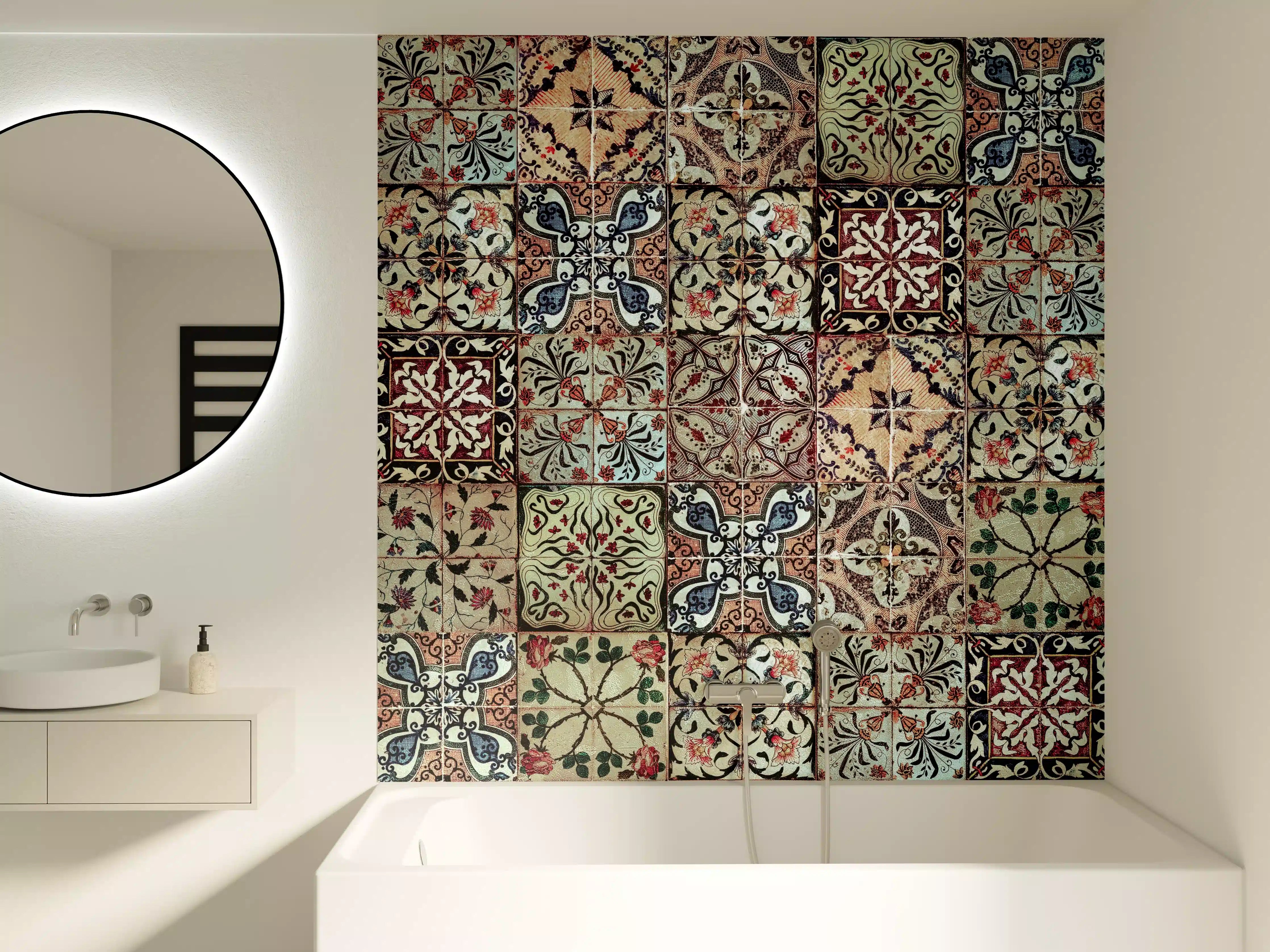 Badewannen-Rückwand - Bunte Vintage-Fliesen mit mittelalterlichem Muster