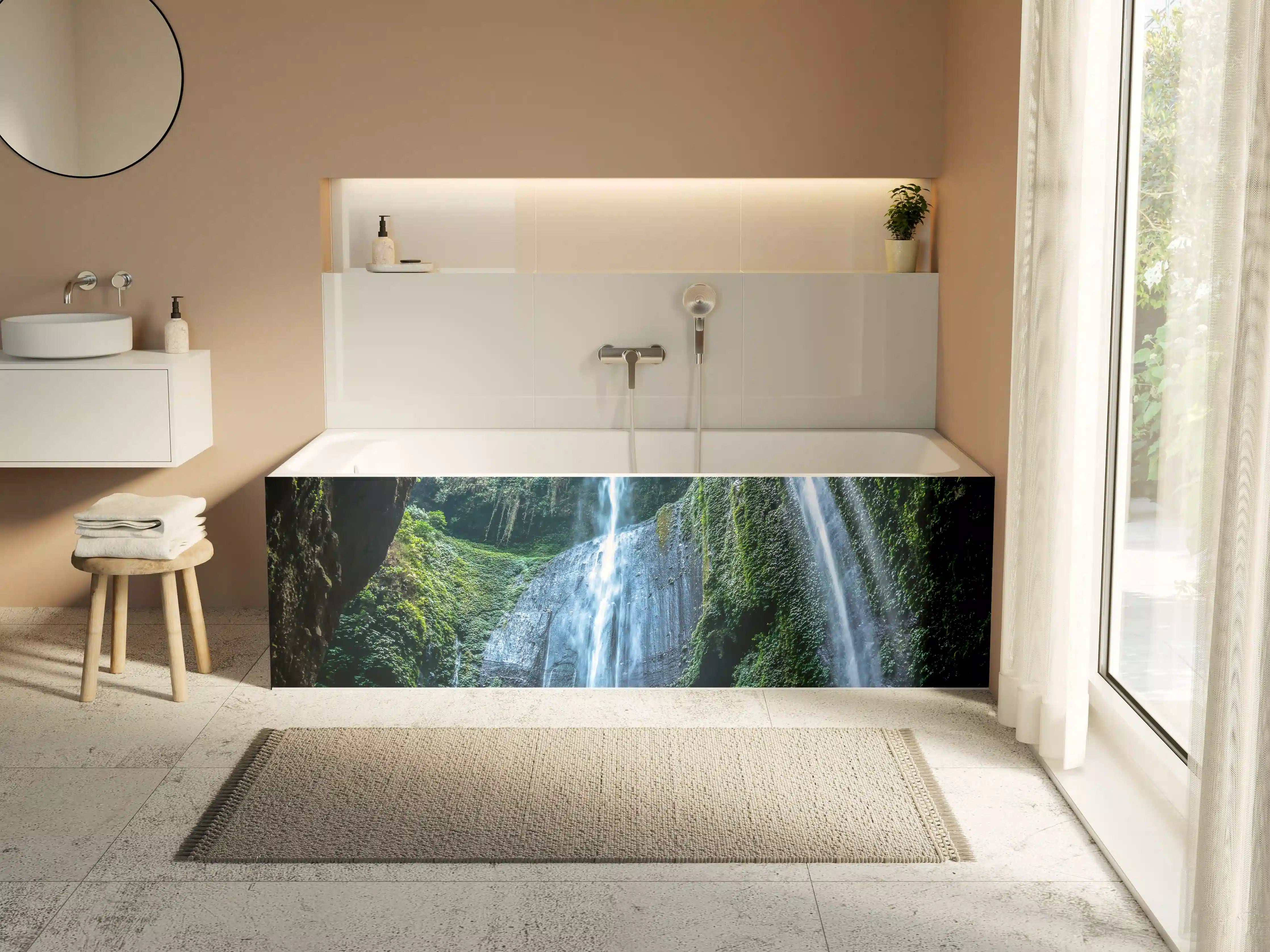Badewannen-Rückwand - Der Madakaripura-Wasserfall in Indonesien