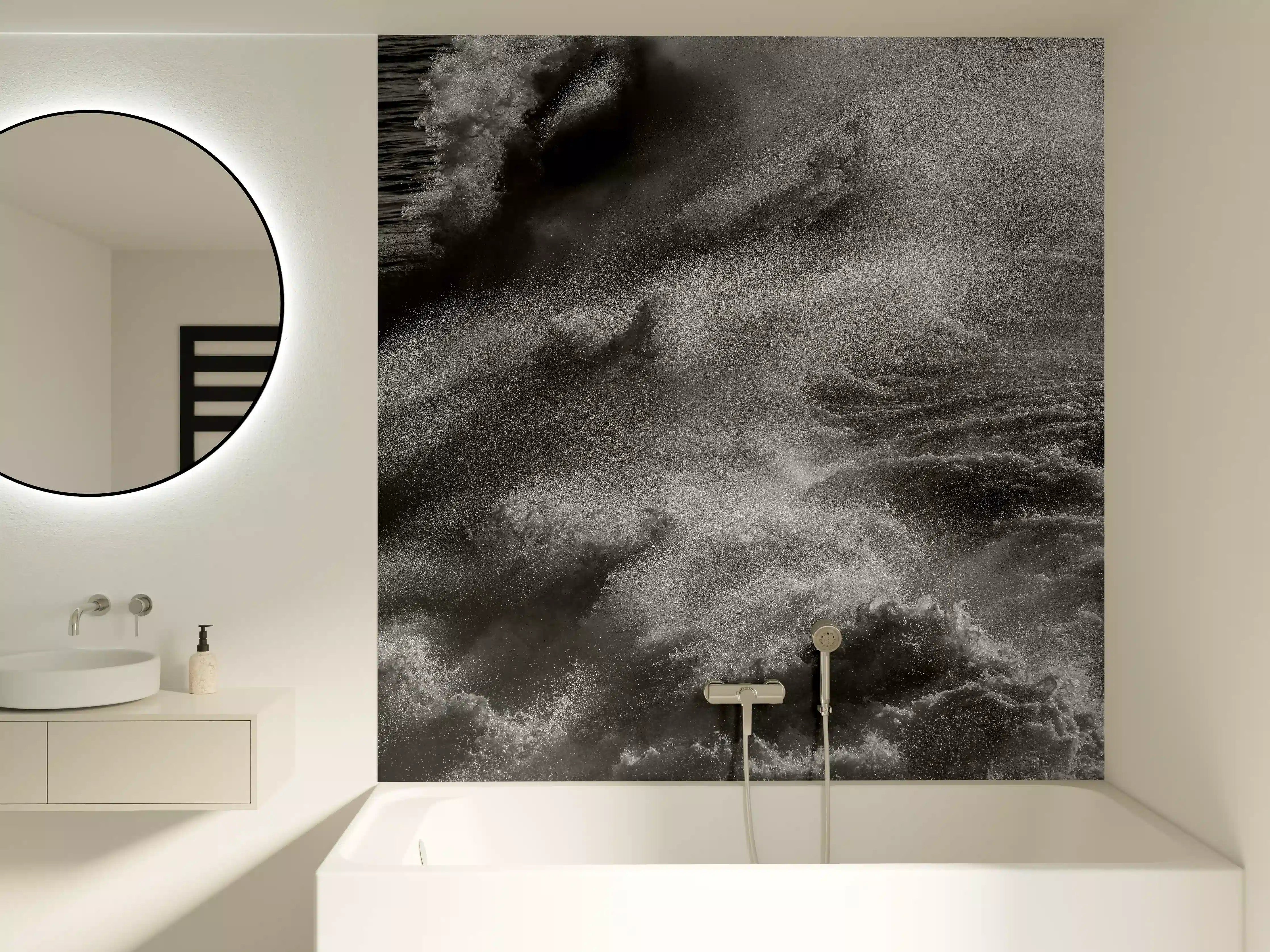 Badewannen-Rückwand - Dramatische Meereswellen monochrom