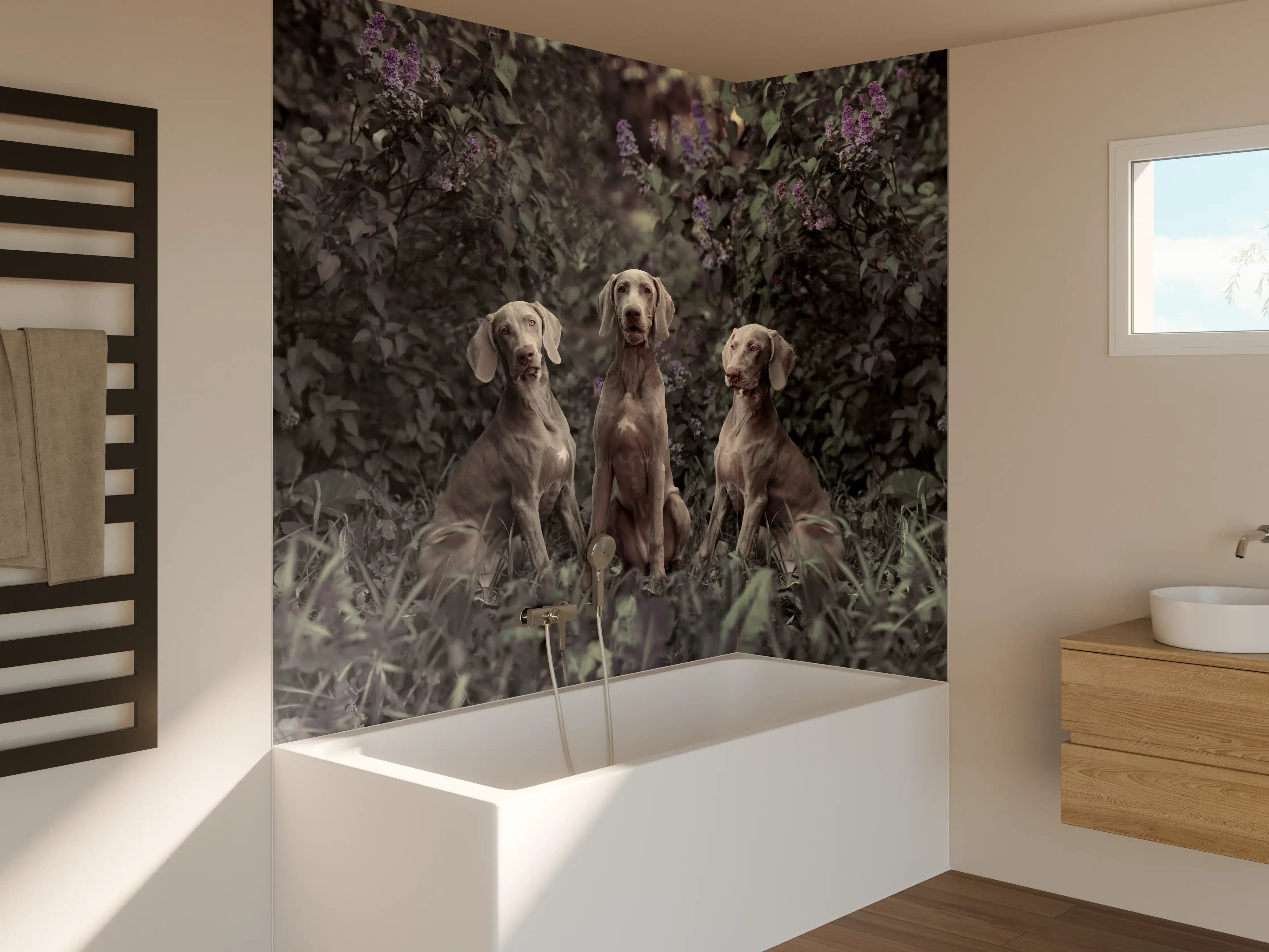 Badewannen-Rückwand - Drei Weimaranerhunde sitzend im Fliedergebüsch