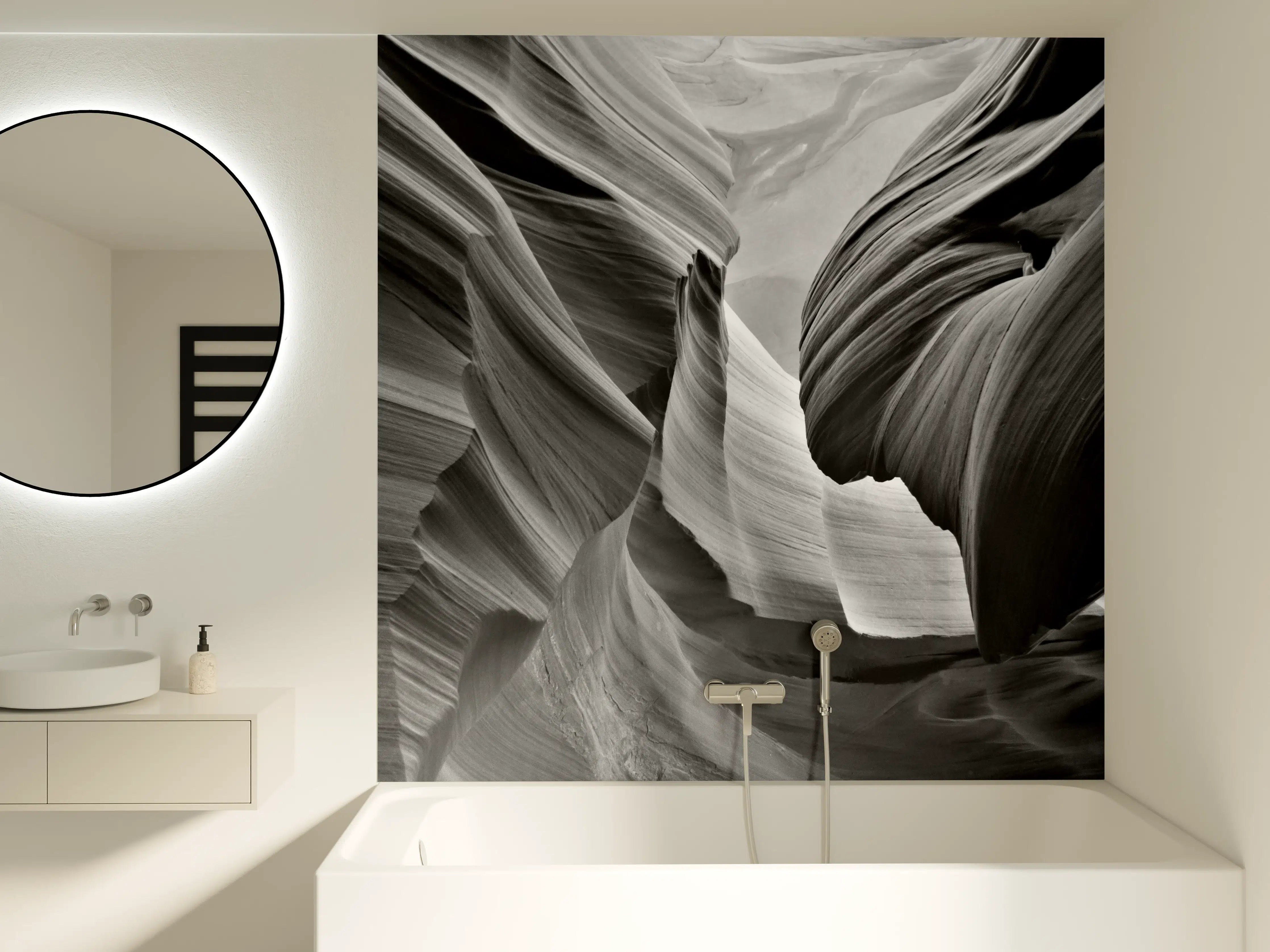 Badewannen-Rückwand - Düsteres Naturfoto in Schwarz-Weiß