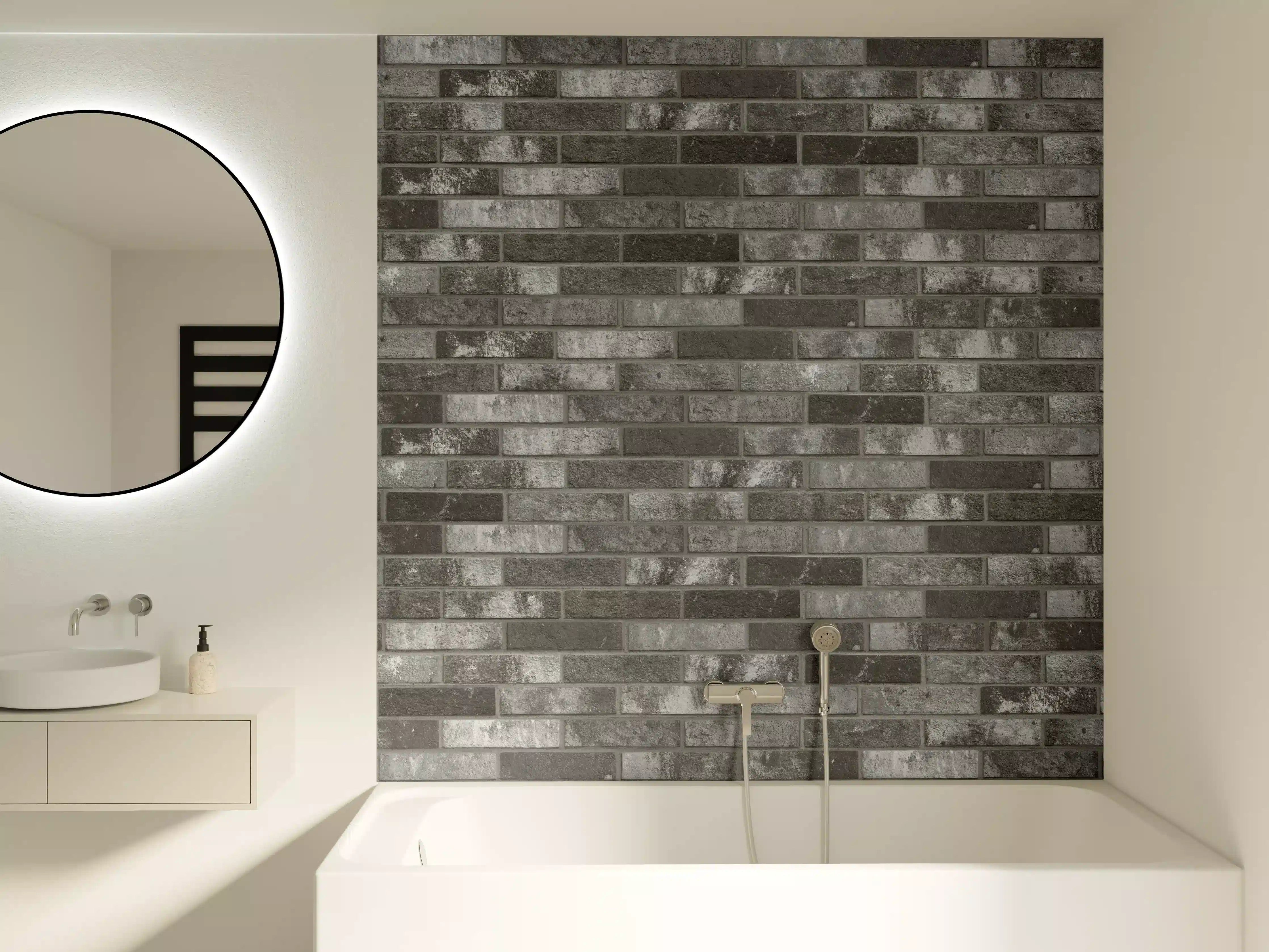 Badewannen-Rückwand - Dunkelgraue Backsteinmauer