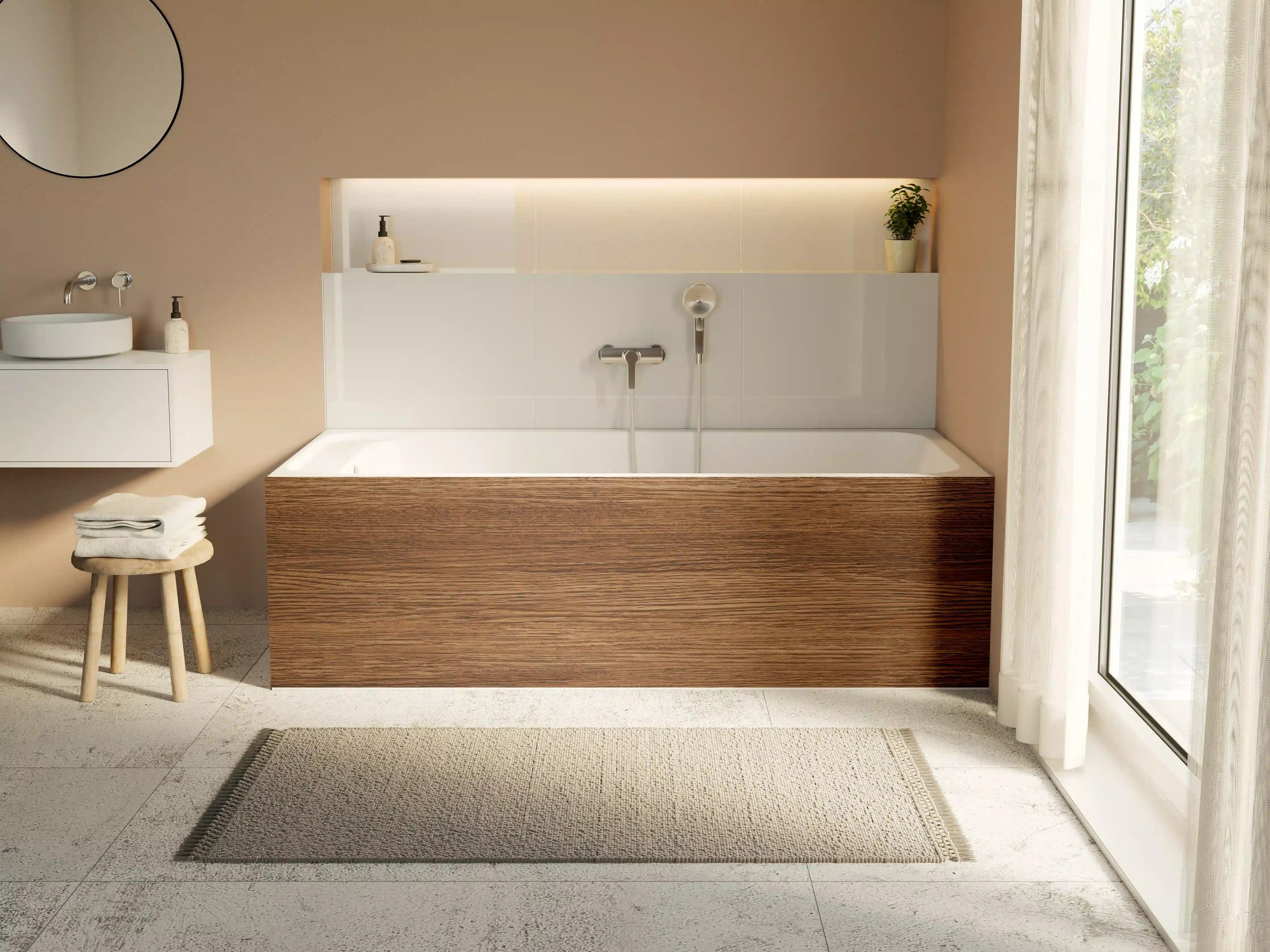 Badewannen-Rückwand - Dunkle Holzwand mit Streifenmuster