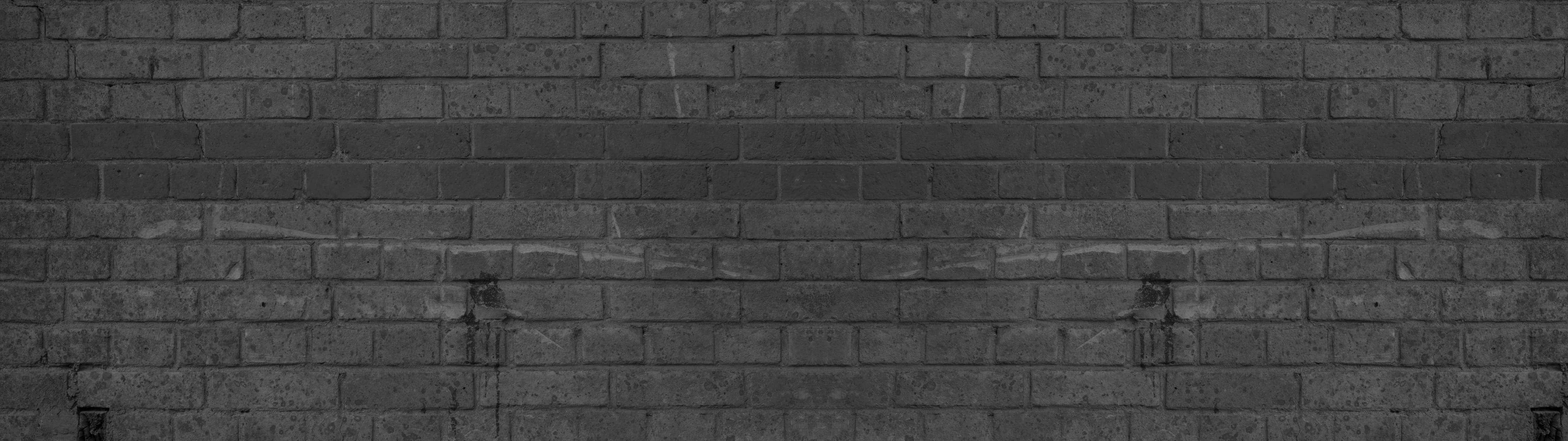 Badewannen-Rückwand-Dunkle abgenutzte Ziegelmauer