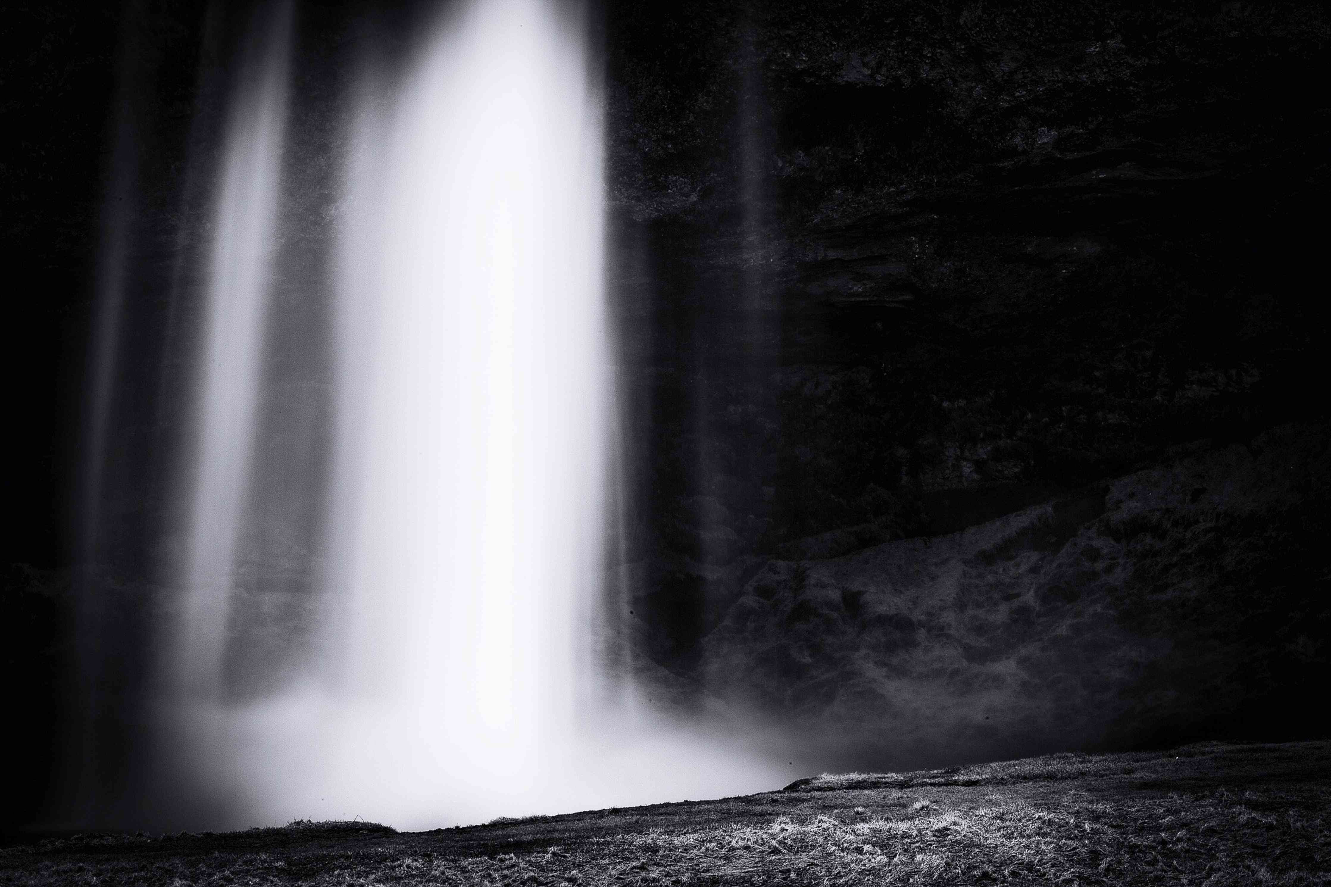 Badewannen-Rückwand-Dunkler Wasserfall mit Lichtstreifen
