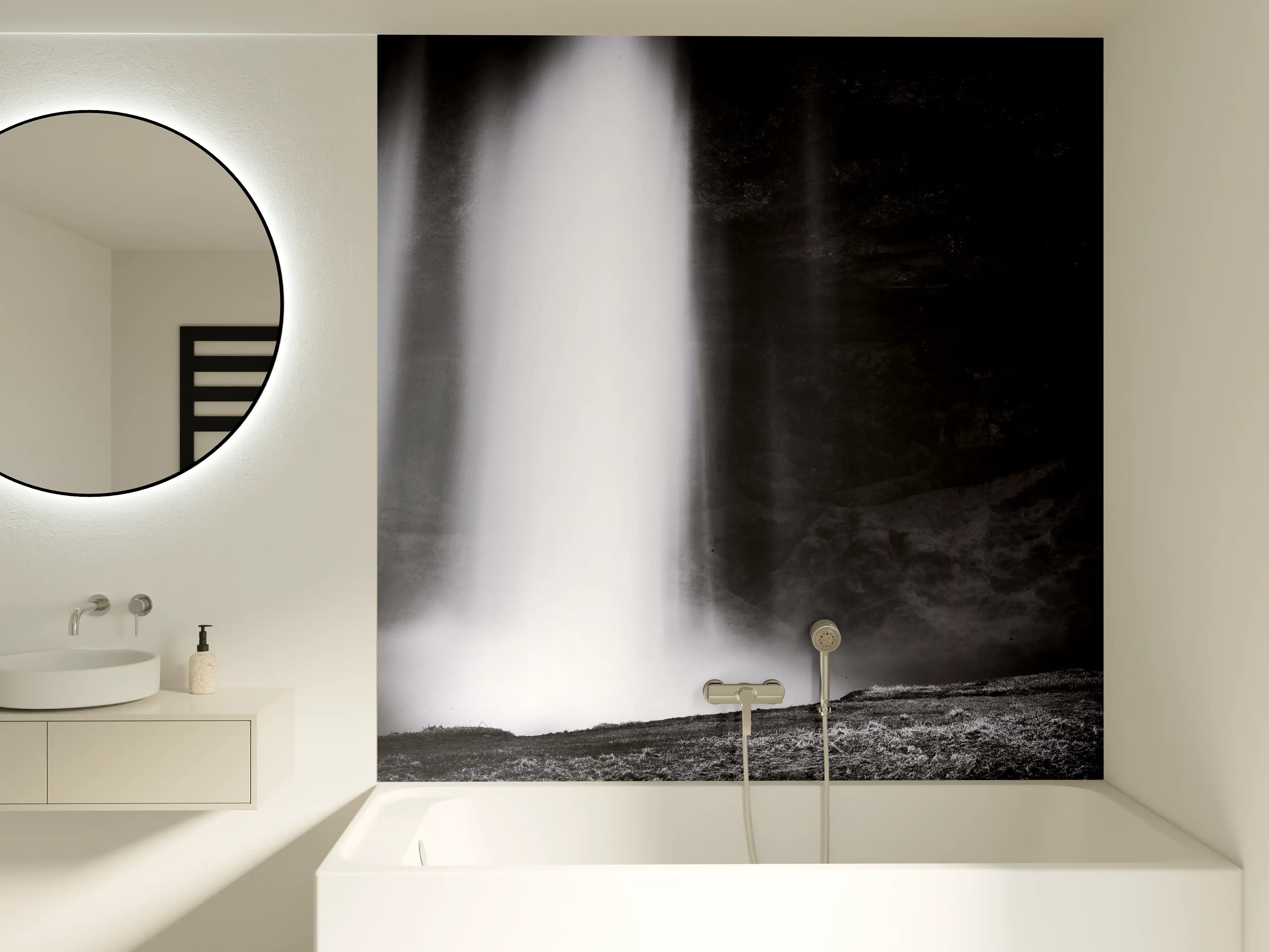 Badewannen-Rückwand - Dunkler Wasserfall mit Lichtstreifen