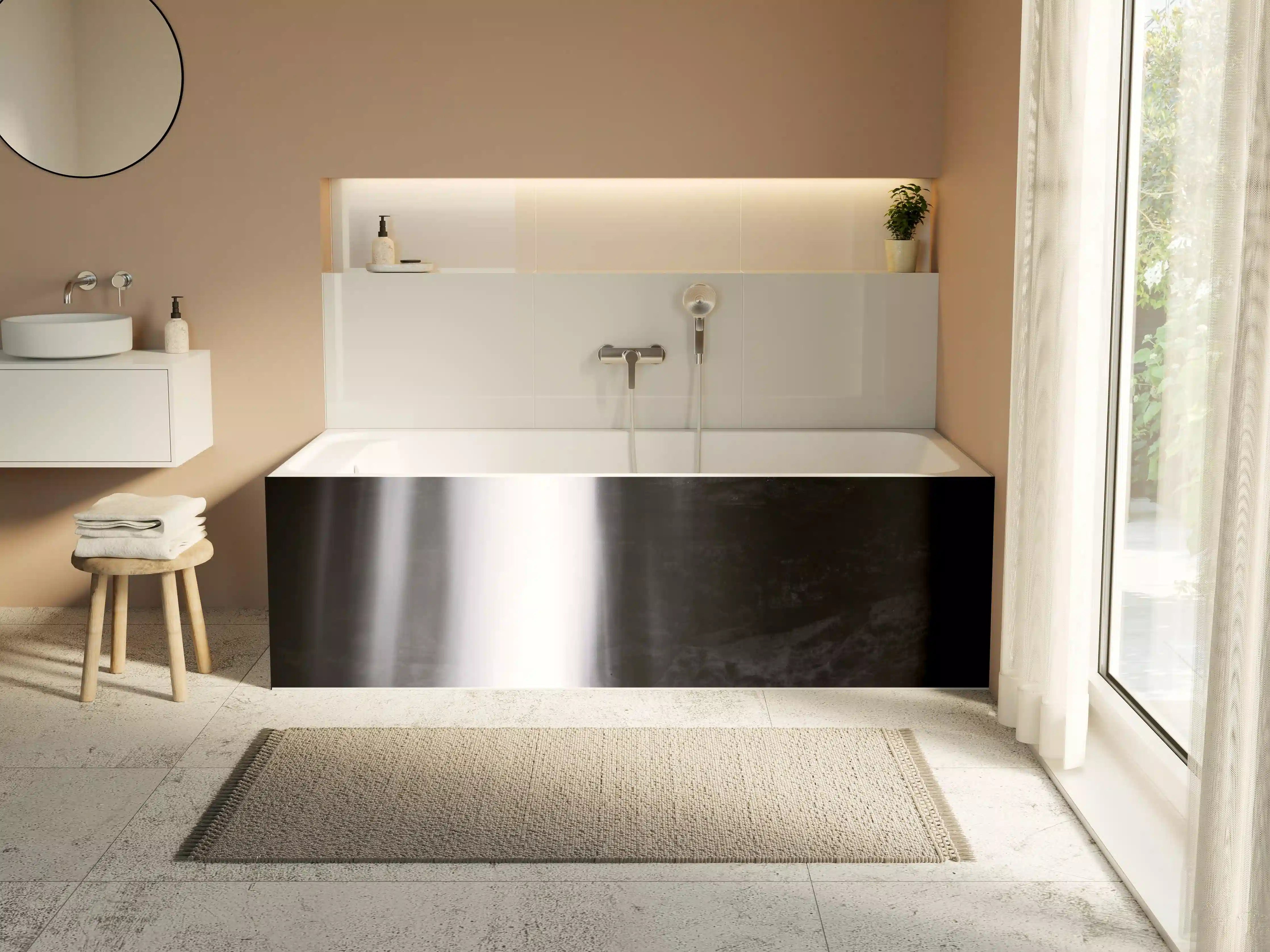 Badewannen-Rückwand - Dunkler Wasserfall mit Lichtstreifen