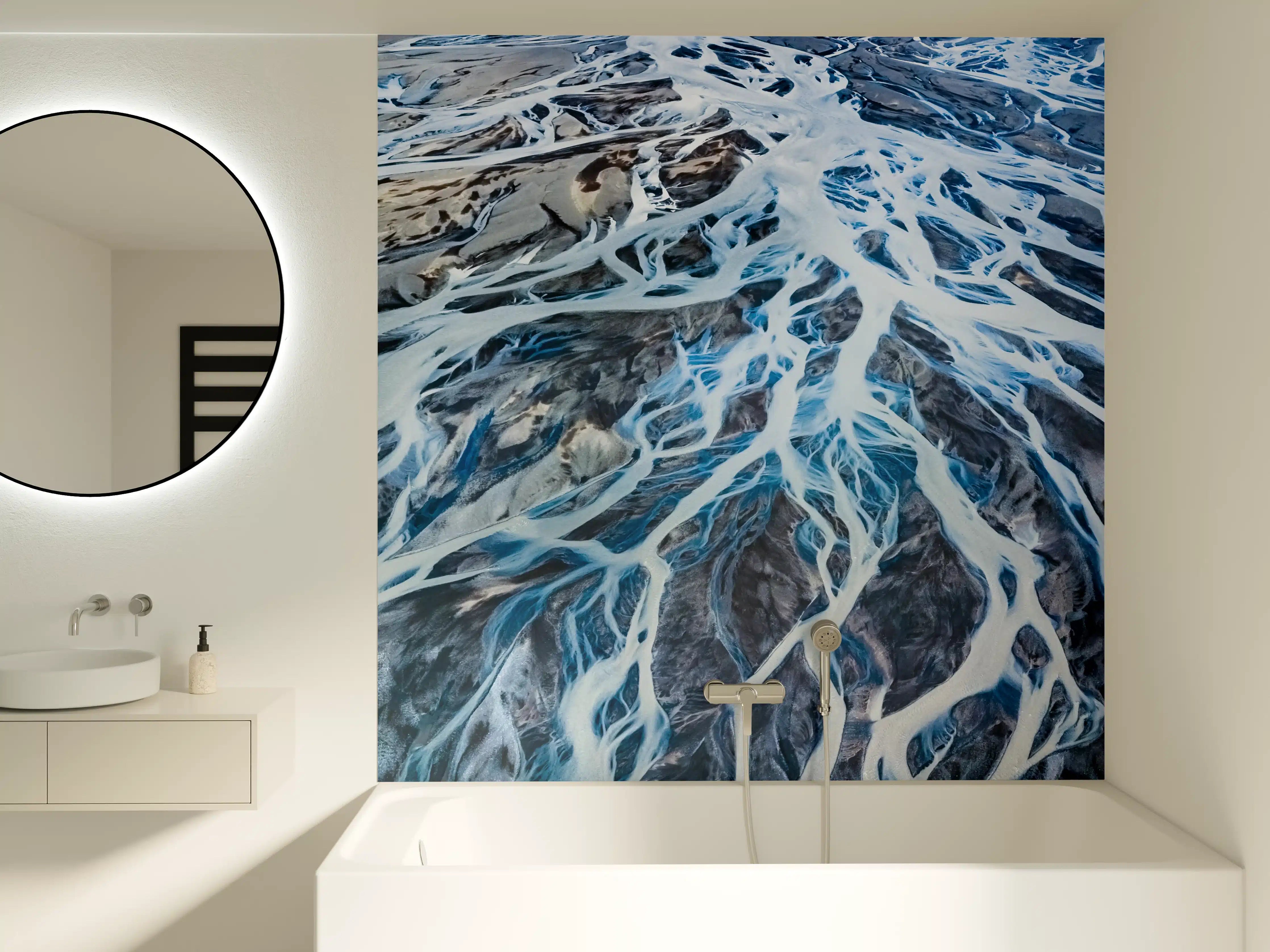 Badewannen-Rückwand - Dynamischer Wasserlauf mit weißen Schaumkronen