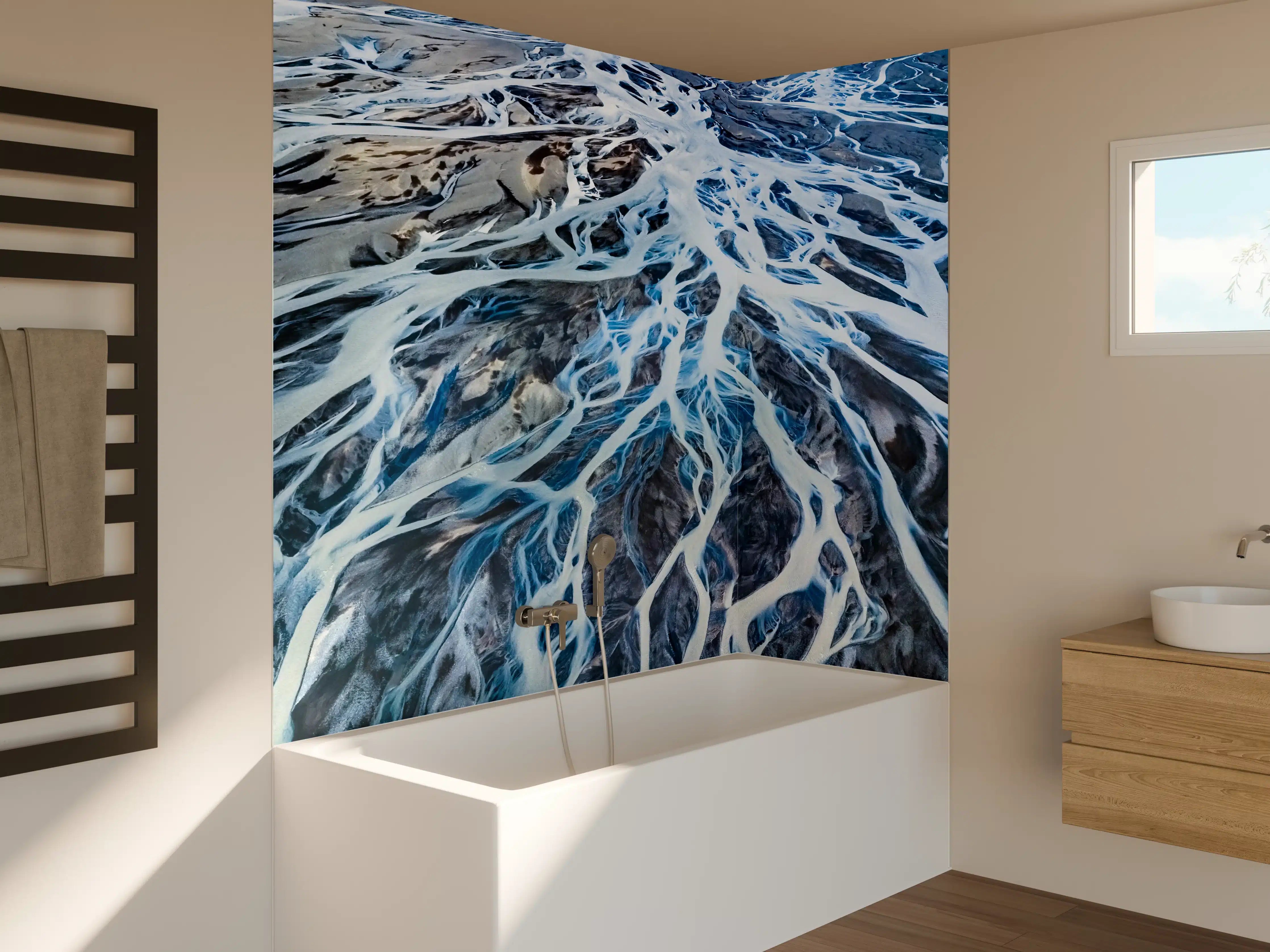 Badewannen-Rückwand - Dynamischer Wasserlauf mit weißen Schaumkronen