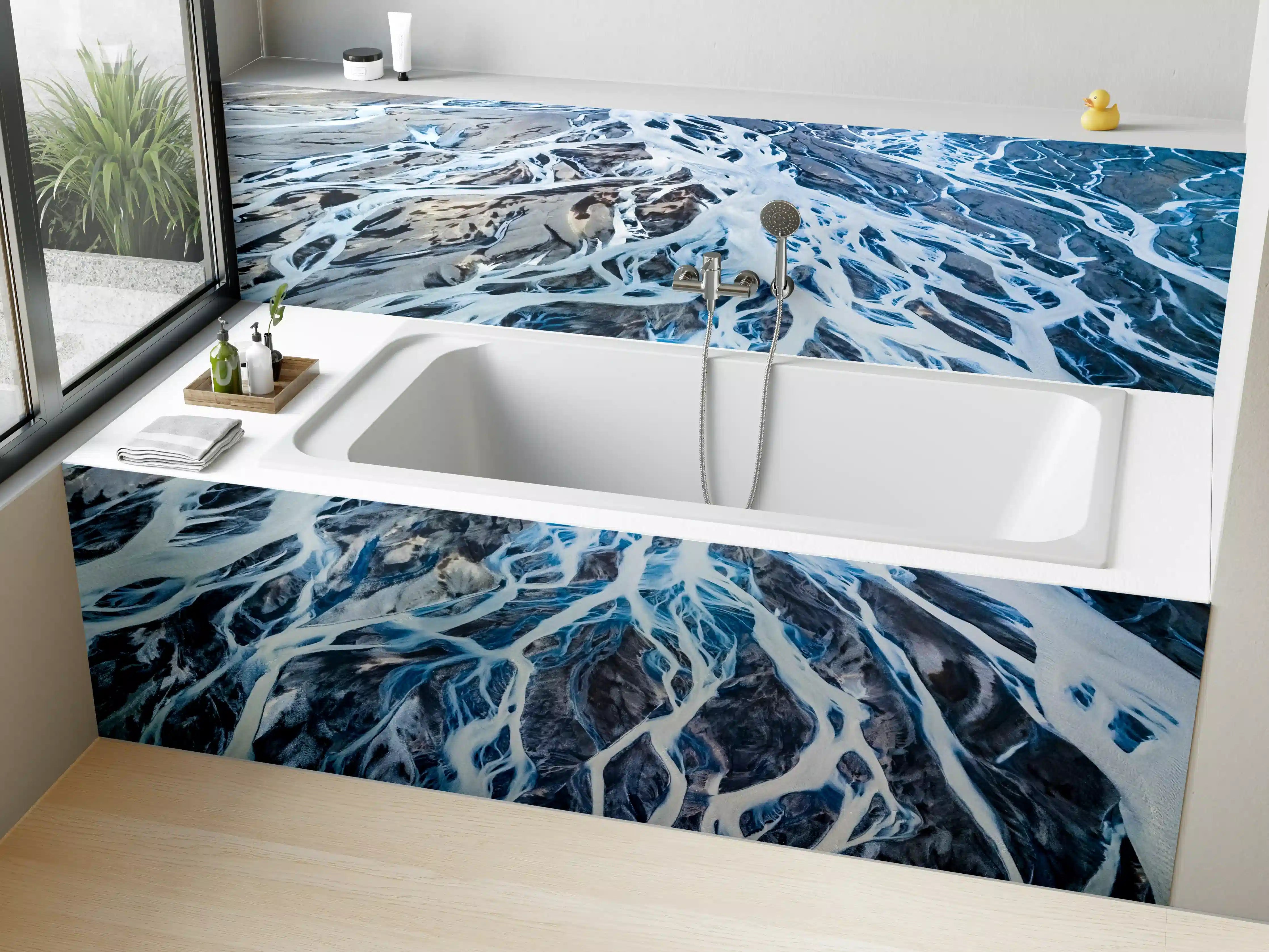 Badewannen-Rückwand - Dynamischer Wasserlauf mit weißen Schaumkronen