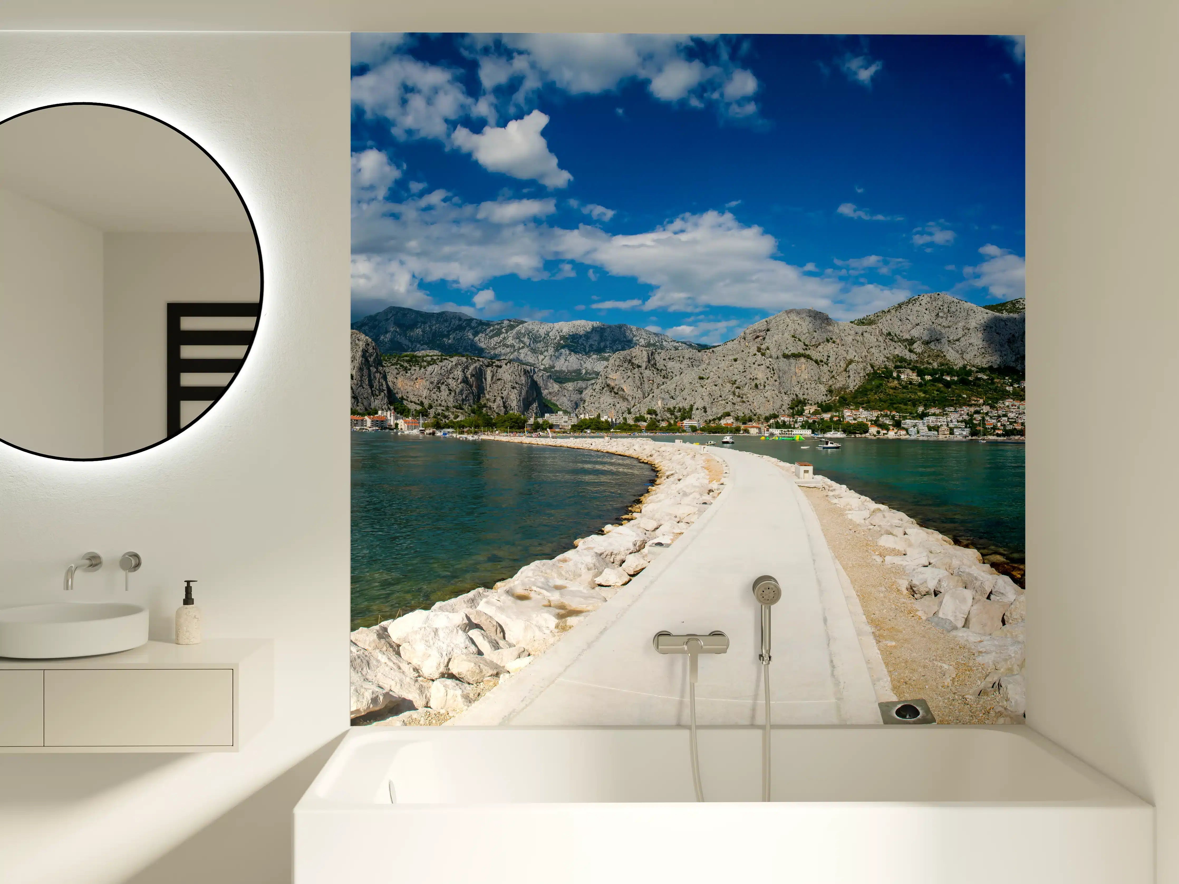 Badewannen-Rückwand - Ein Panoramabild von Omis - Kroatien