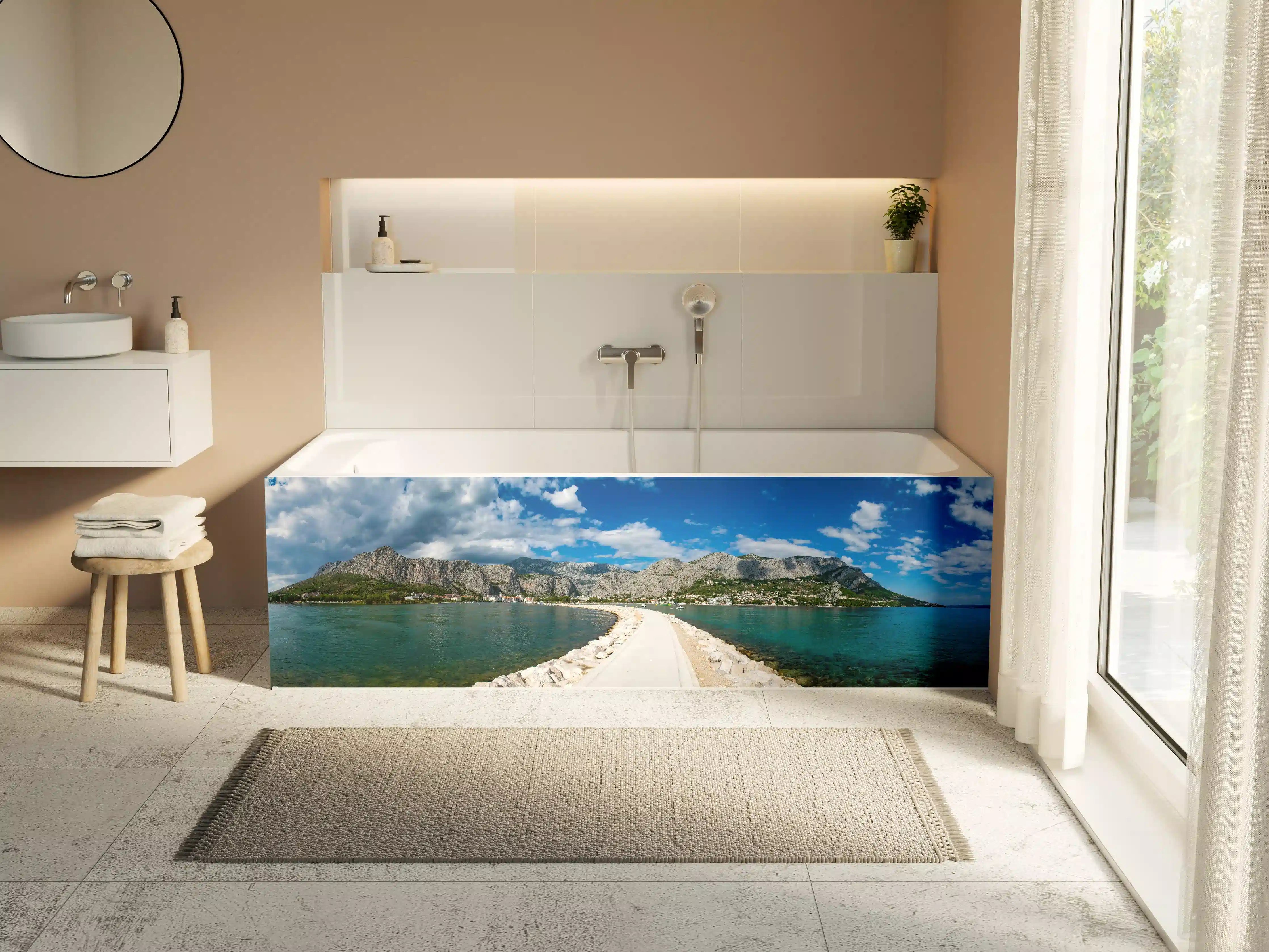 Badewannen-Rückwand - Ein Panoramabild von Omis - Kroatien