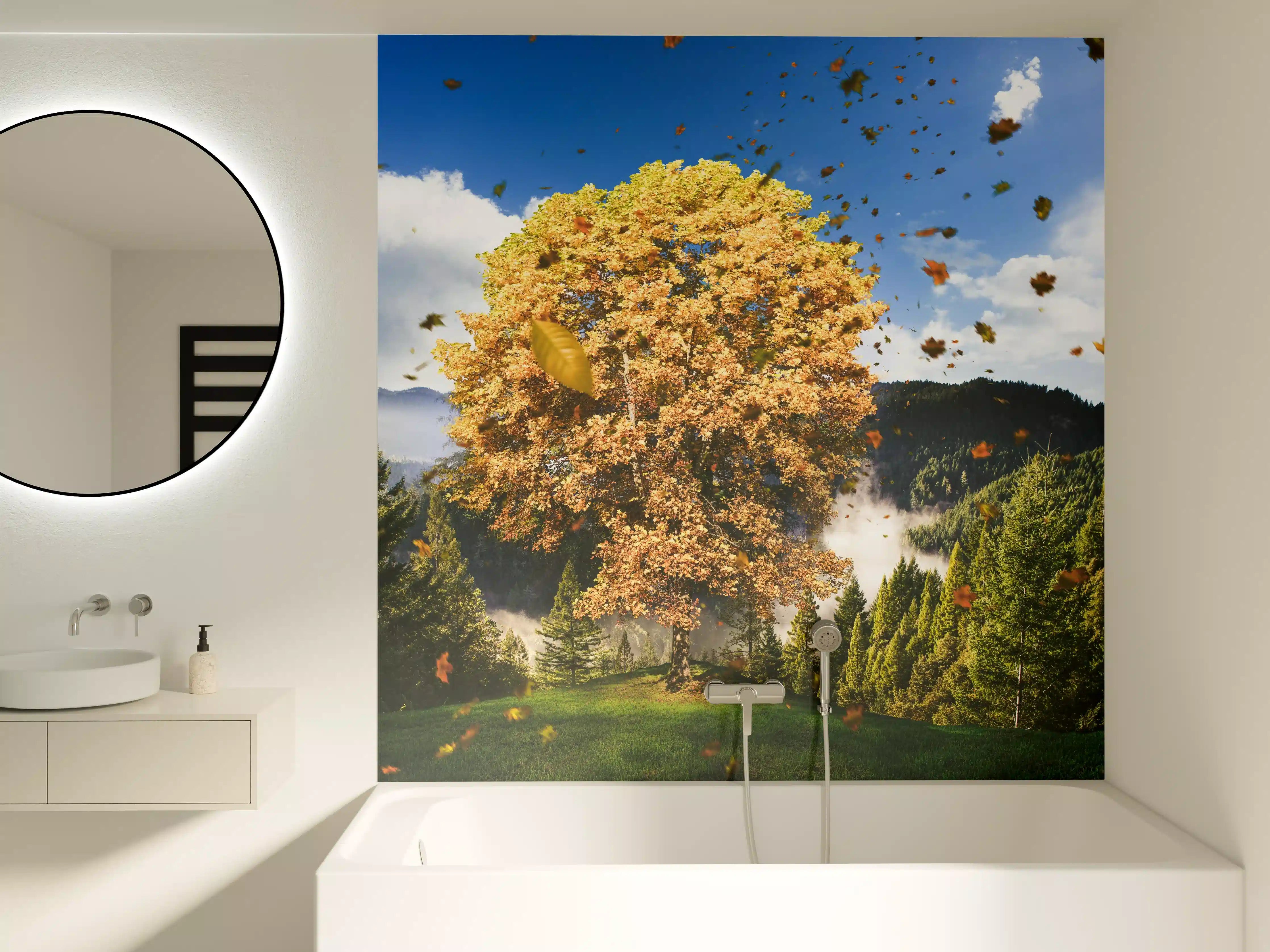 Badewannen-Rückwand - Einzelner Herbst Baum im Wald bei Wind