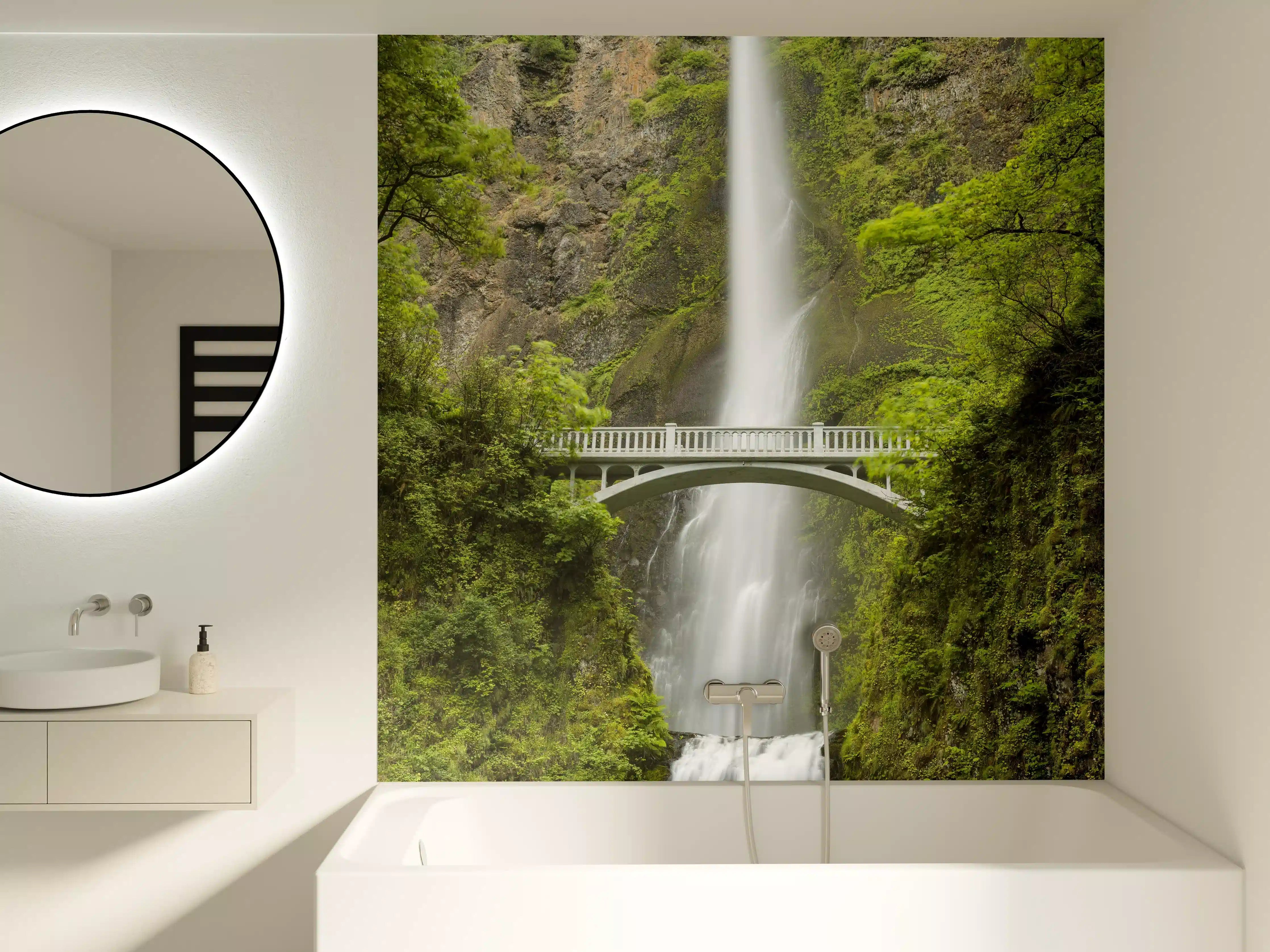 Badewannen-Rückwand - Erhabene grüne Wasserfall Landschaft mit sanften Grautönen