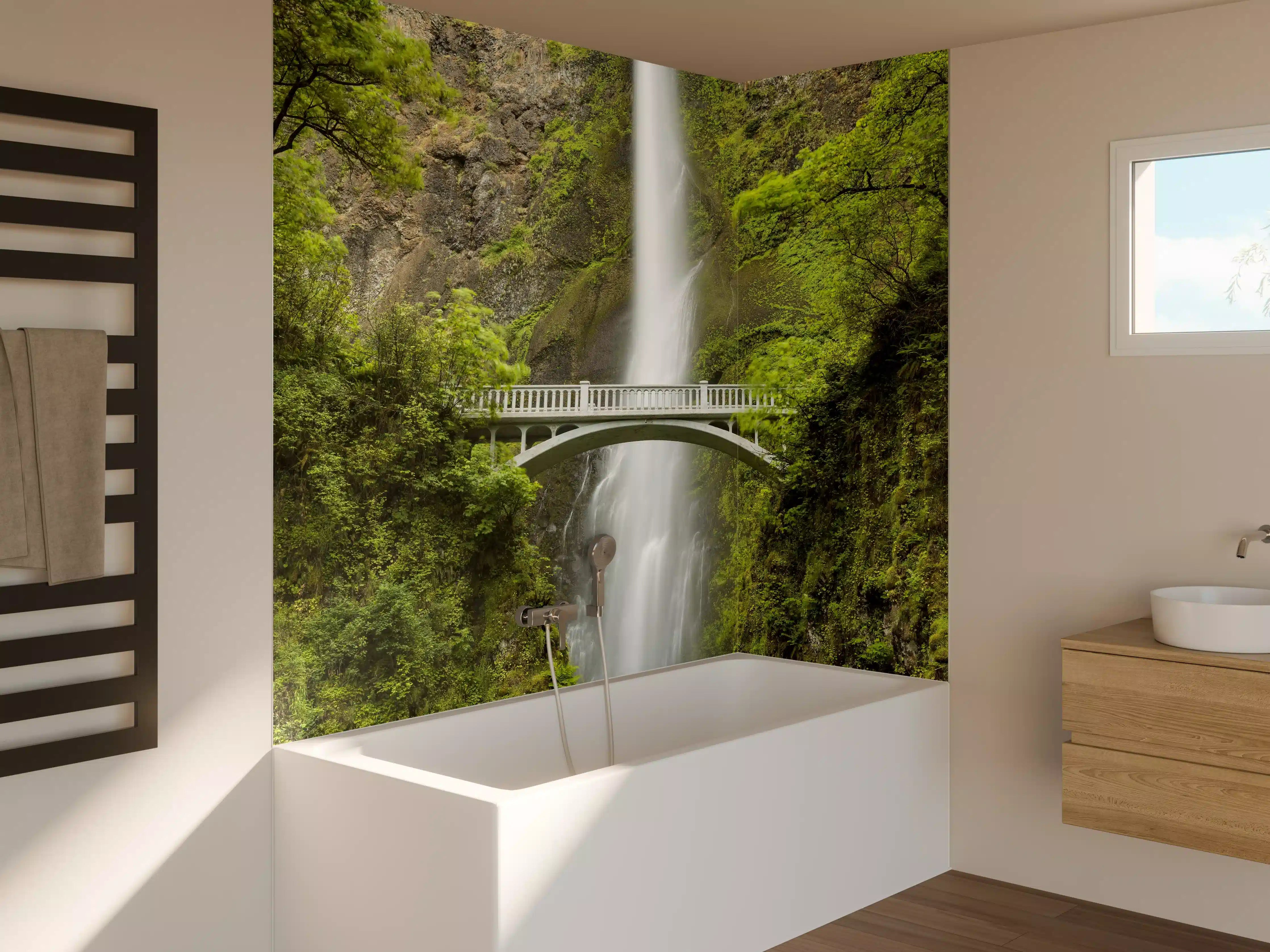 Badewannen-Rückwand - Erhabene grüne Wasserfall Landschaft mit sanften Grautönen