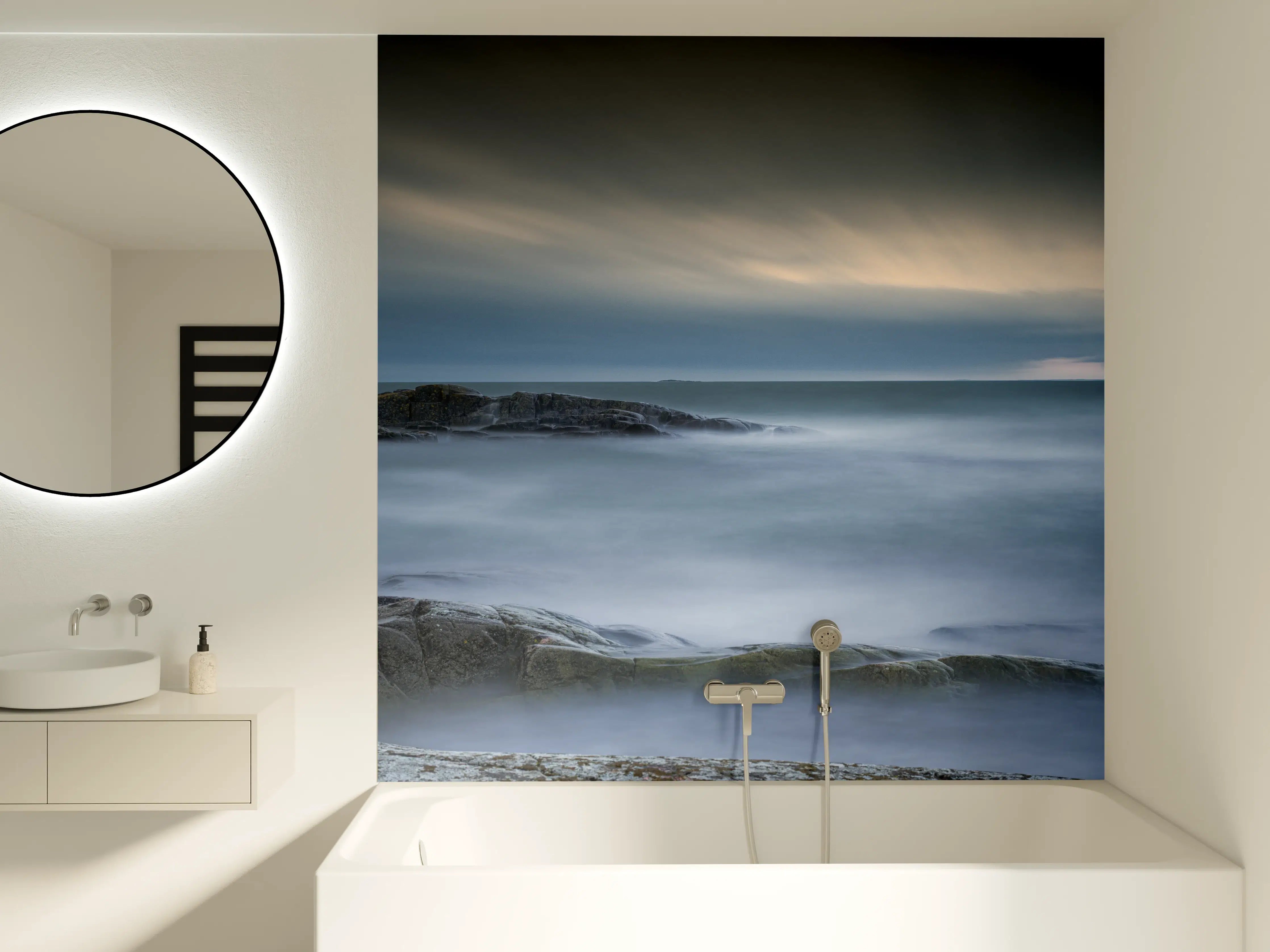 Badewannen-Rückwand - Felsiger & Nebliger Strand auf mit schöner Meer Landschaft