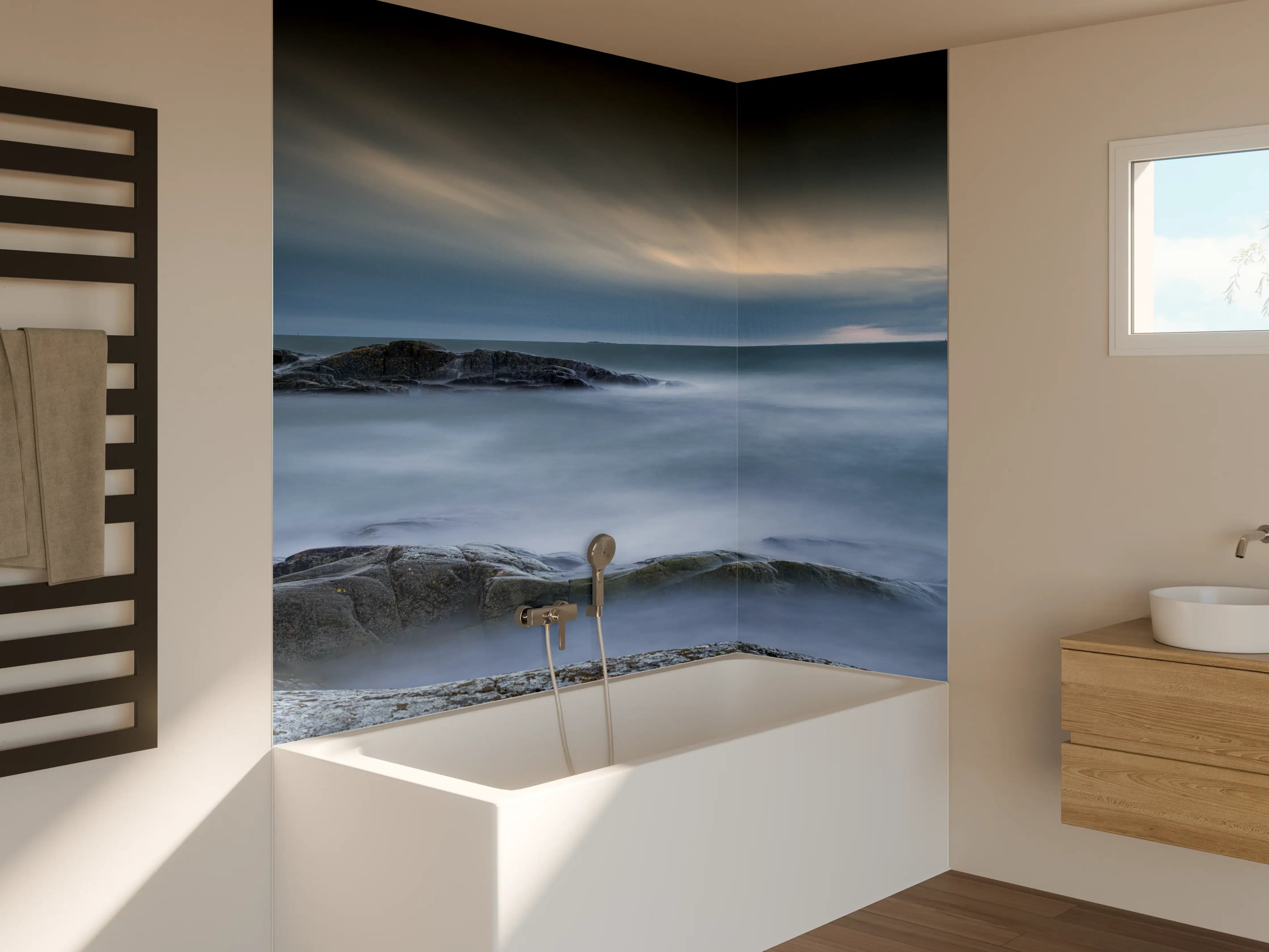 Badewannen-Rückwand - Felsiger & Nebliger Strand auf mit schöner Meer Landschaft