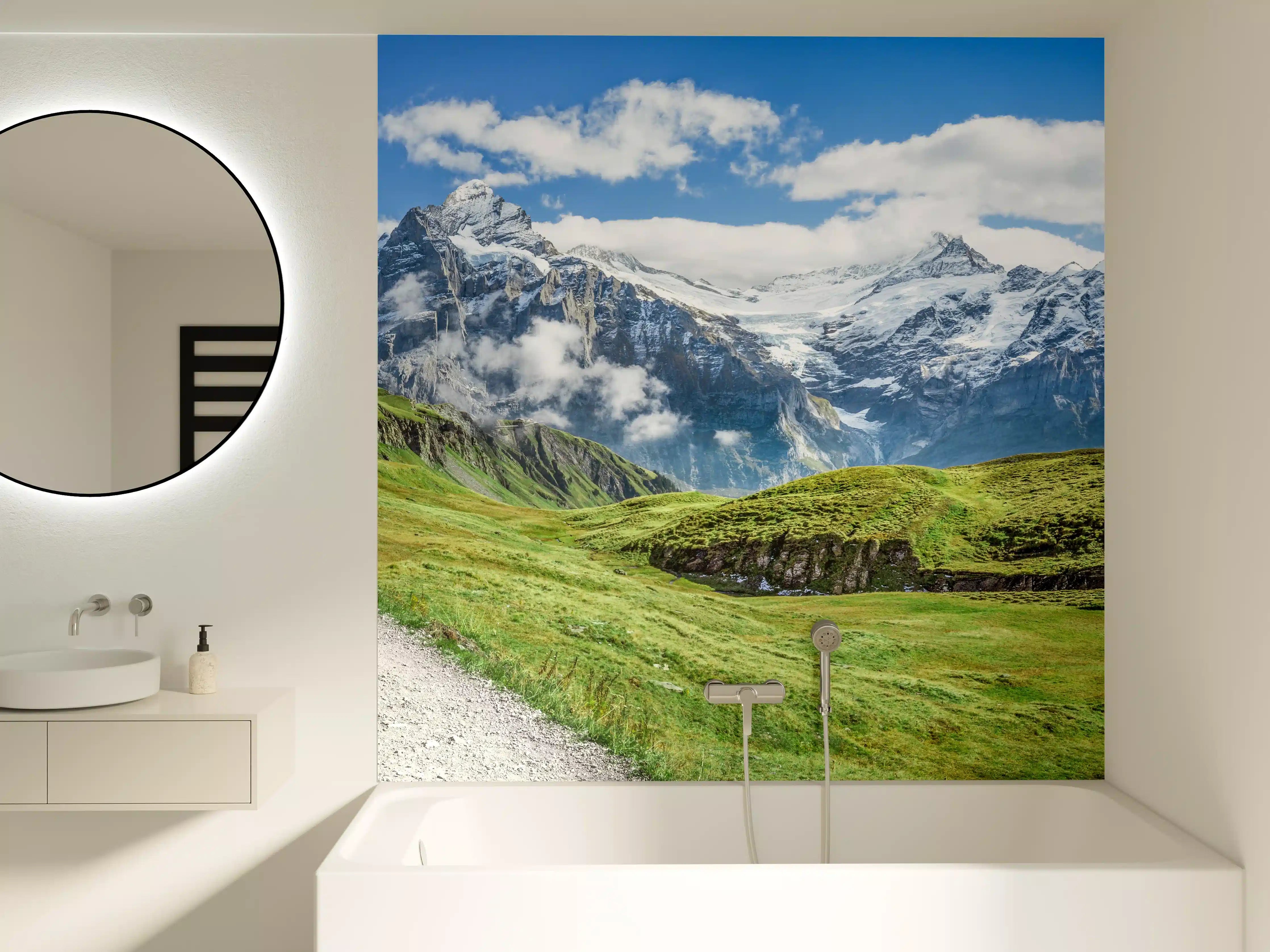 Badewannen-Rückwand - Friedlicher Wanderweg in den Alpen