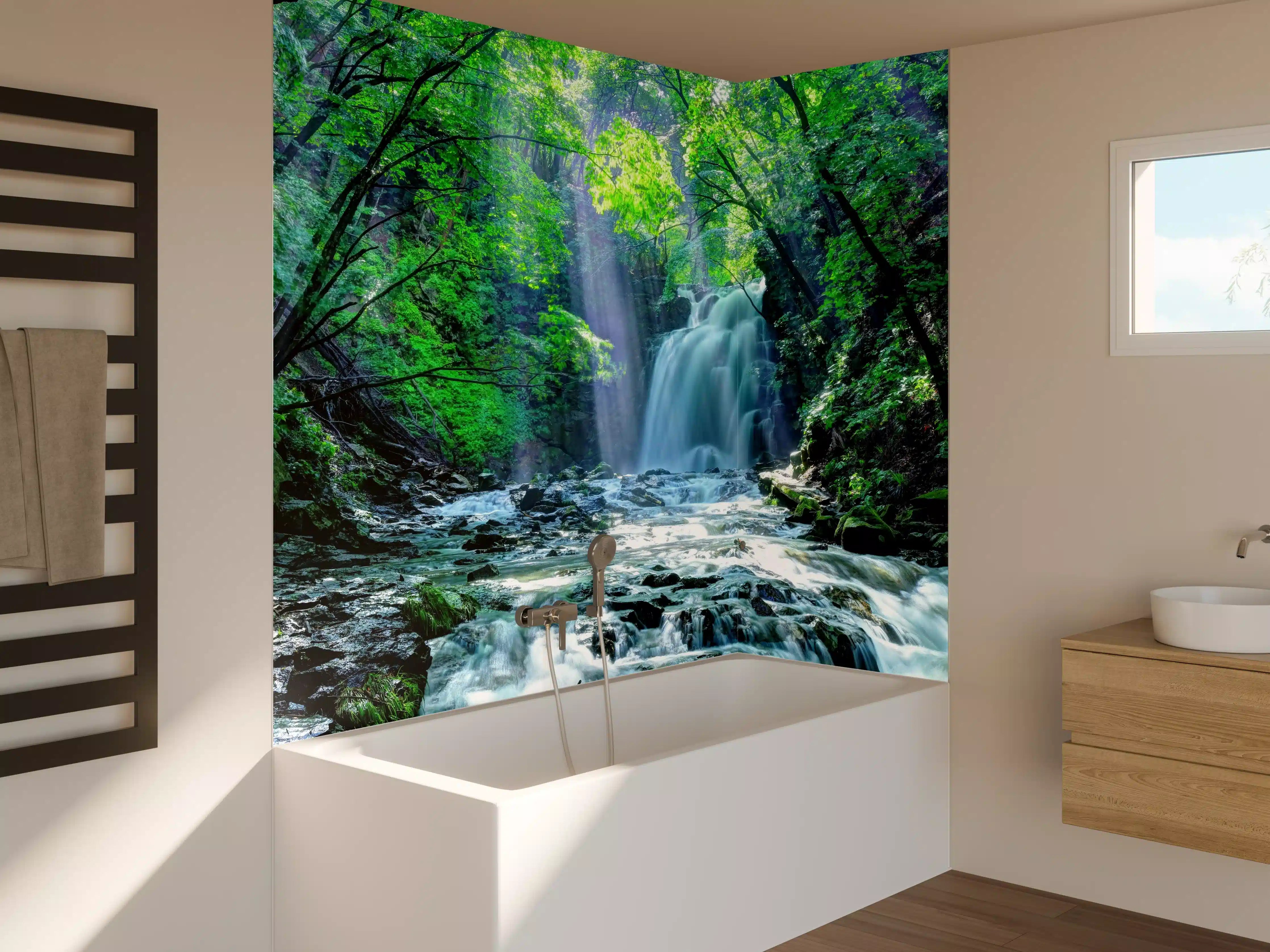Badewannen-Rückwand - Friedlicher Wasserfall im Wald von Asama