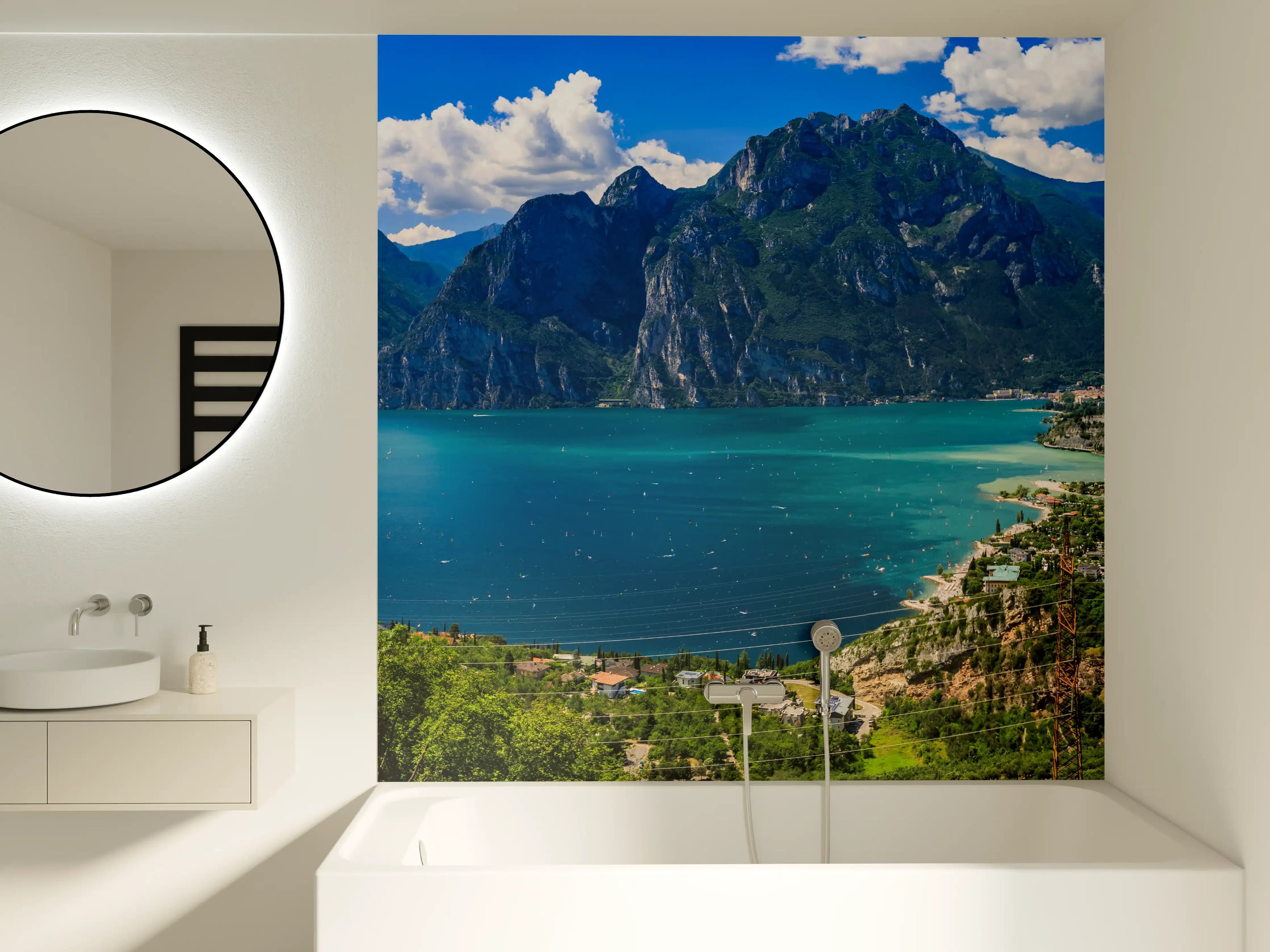 Badewannen-Rückwand - Gardasee Panorama in Blau und Grün