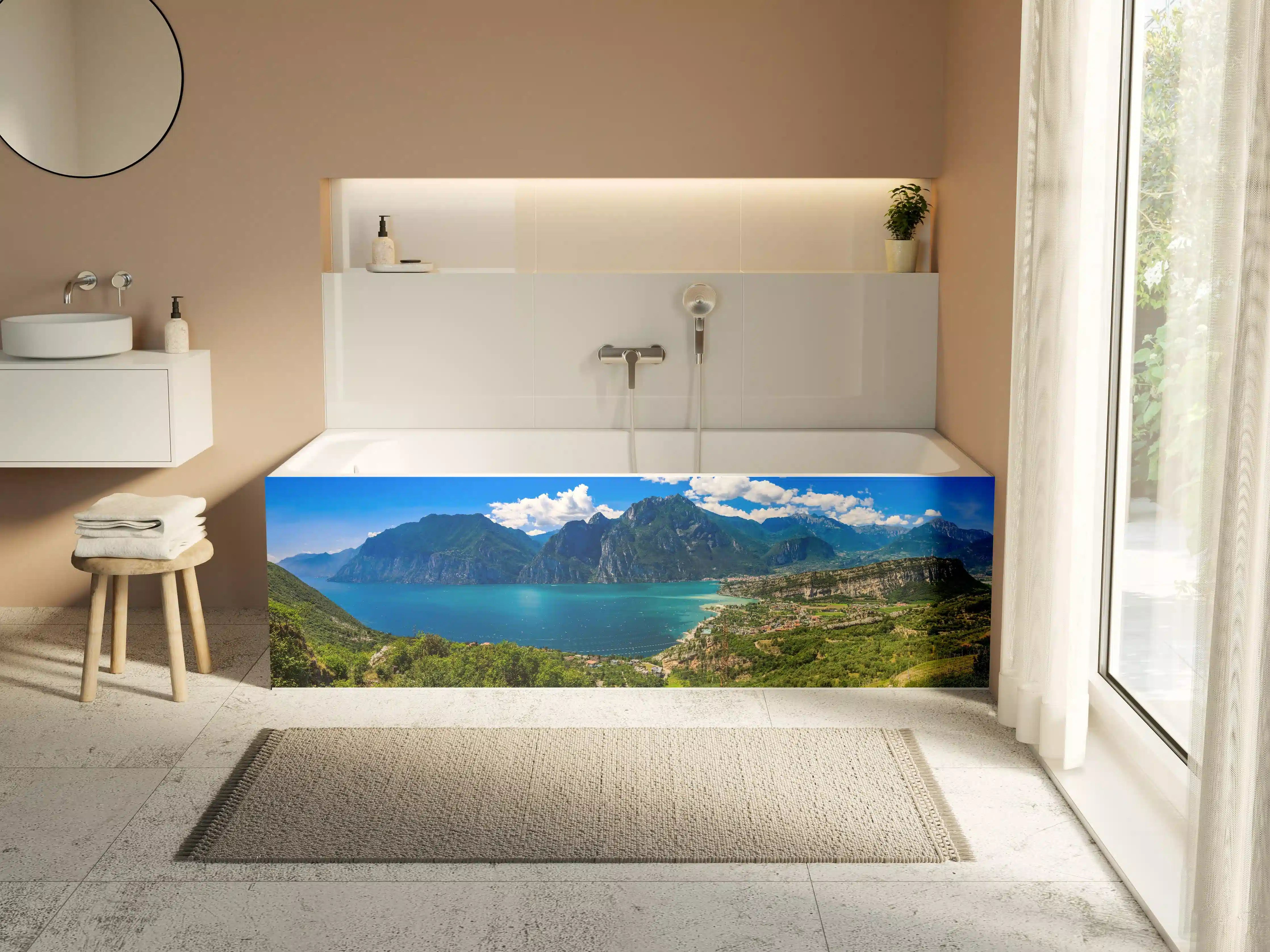 Badewannen-Rückwand - Gardasee Panorama in Blau und Grün